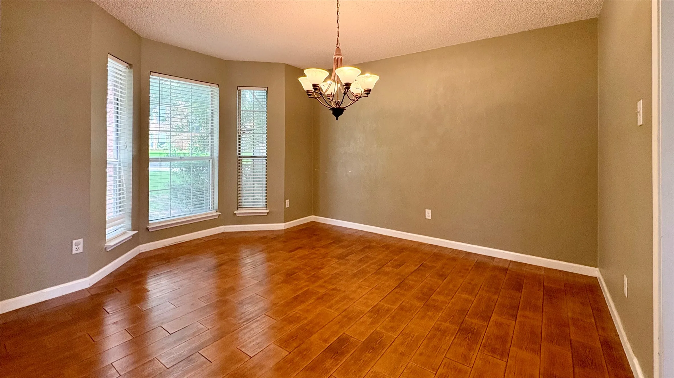 Single Family Residence For Sale in Collin County , 805 Fall Drive, Allen, Texas 75002, 4 Bedroom, 3 Bathroom, 2 Garage spaces, 2,779 Sqft, built in 1987, mls#21278660, Real Estate Agent in Allen, Homes For Sale in Collin county, Homes For Sale in Allen, Realtor in Allen Texas, Real Estate Brokerage Independent Realty Texas, Luminita Cordes Realtor