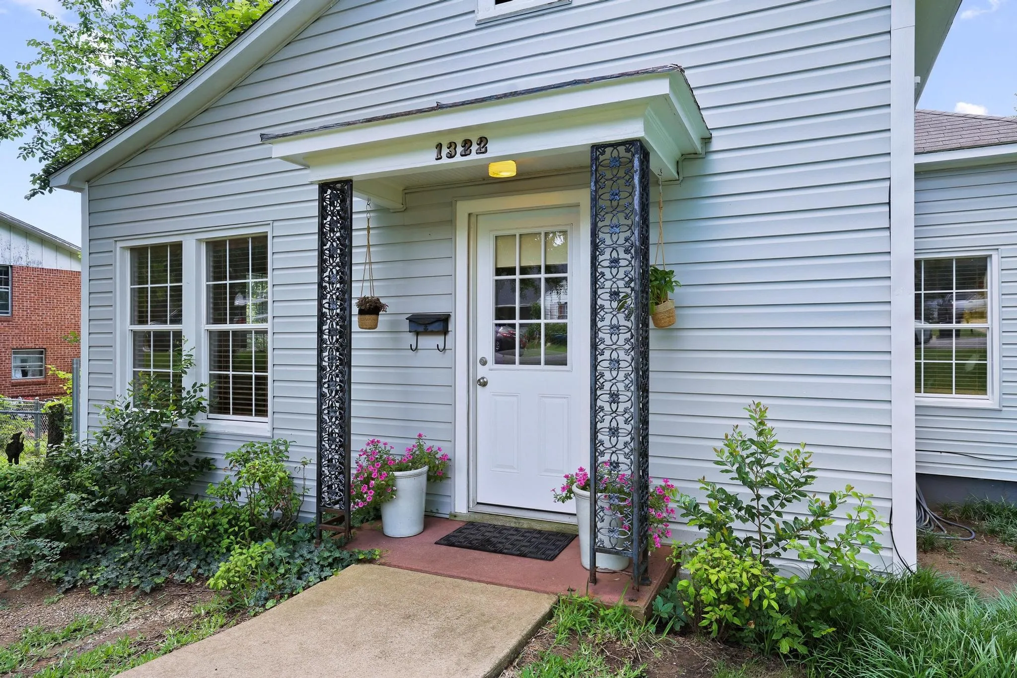 Single Family Residence For Sale in Grayson County , 1322 W Chestnut Street, Denison, Texas 75020, 2 Bedroom, 1 Bathroom, Garage spaces, 954 Sqft, built in 1950, mls#21280747, Real Estate Agent in Denison, Homes For Sale in Grayson county, Homes For Sale in Denison, Realtor in Denison Texas, Real Estate Brokerage Independent Realty Texas, Luminita Cordes Realtor