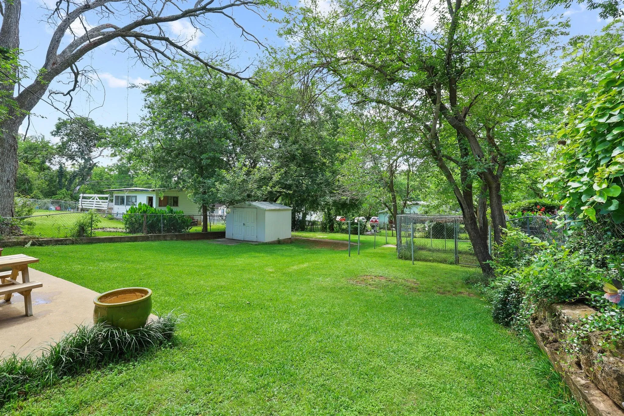 Single Family Residence For Sale in Grayson County , 1322 W Chestnut Street, Denison, Texas 75020, 2 Bedroom, 1 Bathroom, Garage spaces, 954 Sqft, built in 1950, mls#21280747, Real Estate Agent in Denison, Homes For Sale in Grayson county, Homes For Sale in Denison, Realtor in Denison Texas, Real Estate Brokerage Independent Realty Texas, Luminita Cordes Realtor