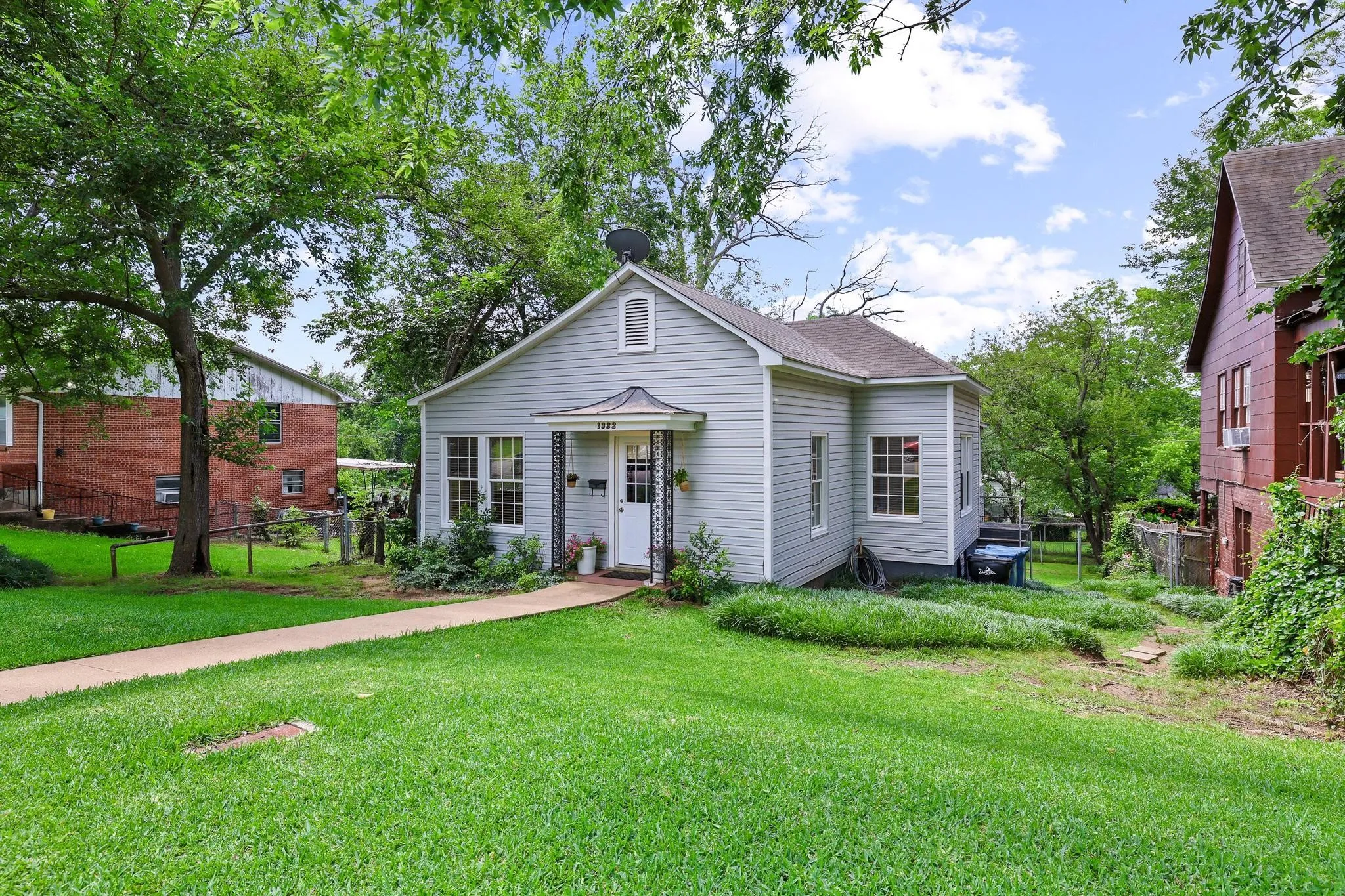 Single Family Residence For Sale in Grayson County , 1322 W Chestnut Street, Denison, Texas 75020, 2 Bedroom, 1 Bathroom, Garage spaces, 954 Sqft, built in 1950, mls#21280747, Real Estate Agent in Denison, Homes For Sale in Grayson county, Homes For Sale in Denison, Realtor in Denison Texas, Real Estate Brokerage Independent Realty Texas, Luminita Cordes Realtor