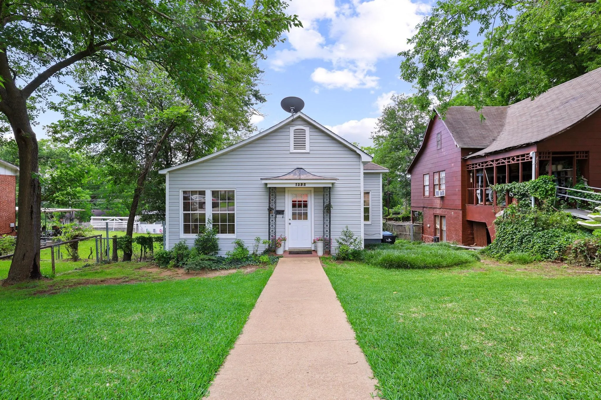 Single Family Residence For Sale in Grayson County , 1322 W Chestnut Street, Denison, Texas 75020, 2 Bedroom, 1 Bathroom, Garage spaces, 954 Sqft, built in 1950, mls#21280747, Real Estate Agent in Denison, Homes For Sale in Grayson county, Homes For Sale in Denison, Realtor in Denison Texas, Real Estate Brokerage Independent Realty Texas, Luminita Cordes Realtor