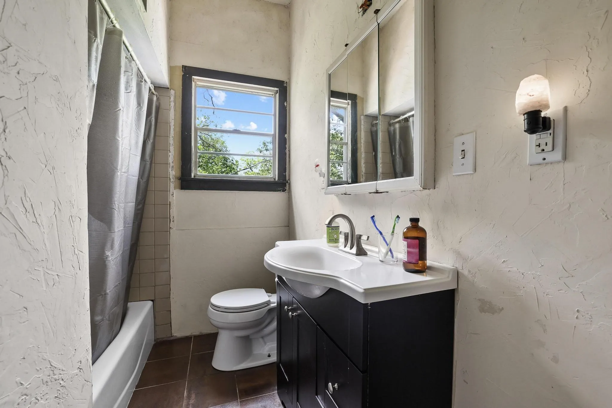 Single Family Residence For Sale in Grayson County , 1322 W Chestnut Street, Denison, Texas 75020, 2 Bedroom, 1 Bathroom, Garage spaces, 954 Sqft, built in 1950, mls#21280747, Real Estate Agent in Denison, Homes For Sale in Grayson county, Homes For Sale in Denison, Realtor in Denison Texas, Real Estate Brokerage Independent Realty Texas, Luminita Cordes Realtor