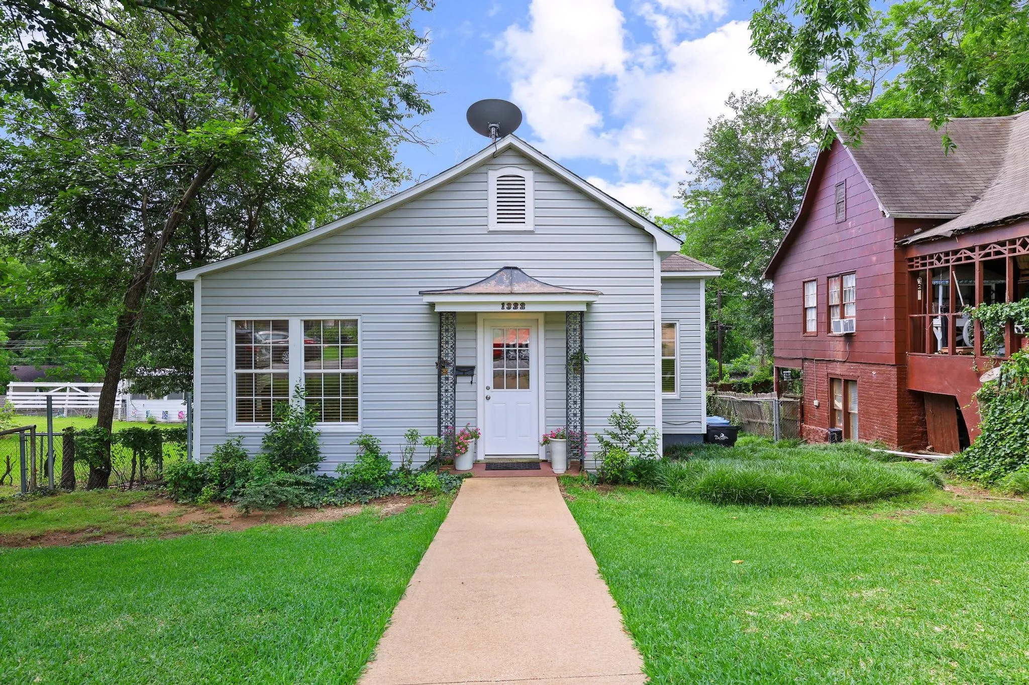 Single Family Residence For Sale in Grayson County , 1322 W Chestnut Street, Denison, Texas 75020, 2 Bedroom, 1 Bathroom, Garage spaces, 954 Sqft, built in 1950, mls#21280747, Real Estate Agent in Denison, Homes For Sale in Grayson county, Homes For Sale in Denison, Realtor in Denison Texas, Real Estate Brokerage Independent Realty Texas, Luminita Cordes Realtor