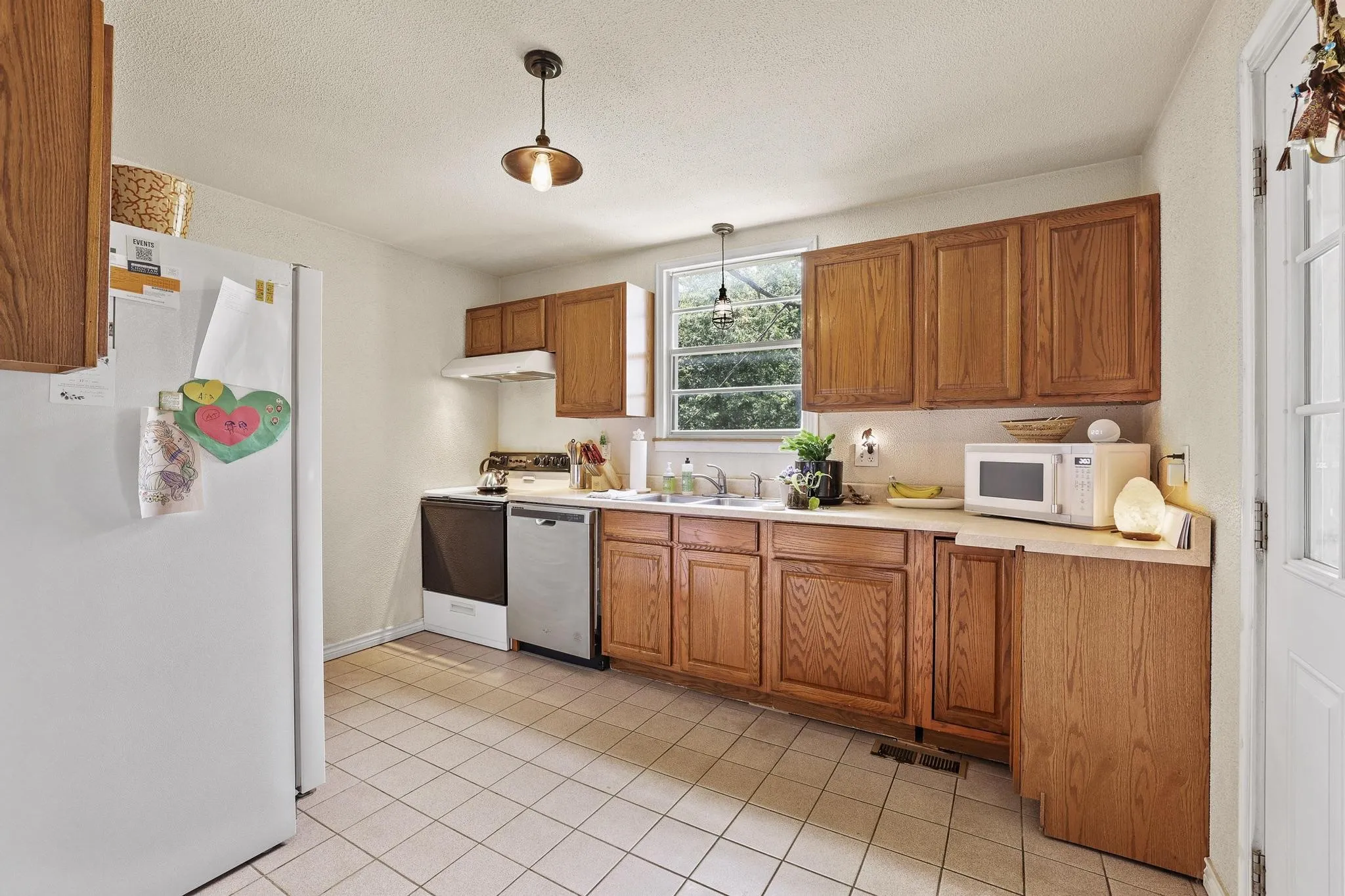 Single Family Residence For Sale in Grayson County , 1322 W Chestnut Street, Denison, Texas 75020, 2 Bedroom, 1 Bathroom, Garage spaces, 954 Sqft, built in 1950, mls#21280747, Real Estate Agent in Denison, Homes For Sale in Grayson county, Homes For Sale in Denison, Realtor in Denison Texas, Real Estate Brokerage Independent Realty Texas, Luminita Cordes Realtor