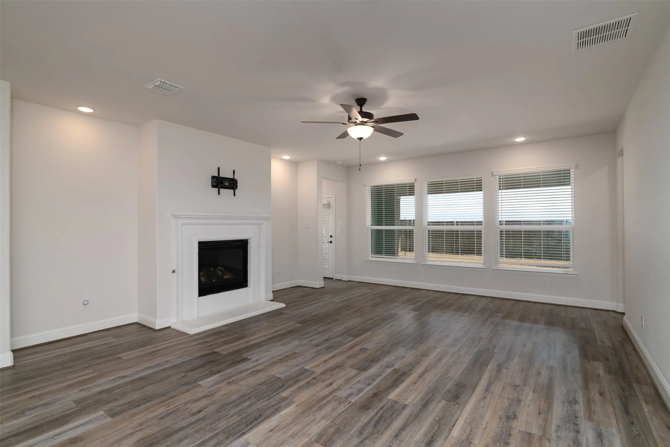 Single Family Residence For Rent in Denton County , 4532 Westminster Avenue, Celina, Texas 76227, 4 Bedroom, 4 Bathroom, 3 Garage spaces, 2,558 Sqft, built in 2020, Price $2,895, mls#21280748, Real Estate Agent in Celina, Homes For Rent in Denton county, Homes For Rent in Celina, Realtor in Celina Texas, Real Estate Brokerage Independent Realty Texas, Luminita Cordes Realtor
