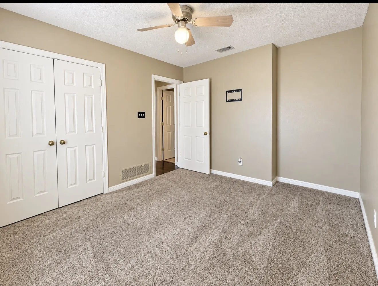 Single Family Residence For Rent in Tarrant County , 2 Hastings Court, Mansfield, Texas 76063, 3 Bedroom, 2 Bathroom, 2 Garage spaces, 1,440 Sqft, built in 1991, mls#21266648, Real Estate Agent in Mansfield, Homes For Rent in Tarrant county, Homes For Rent in Mansfield, Realtor in Mansfield Texas, Real Estate Brokerage Independent Realty Texas, Luminita Cordes Realtor