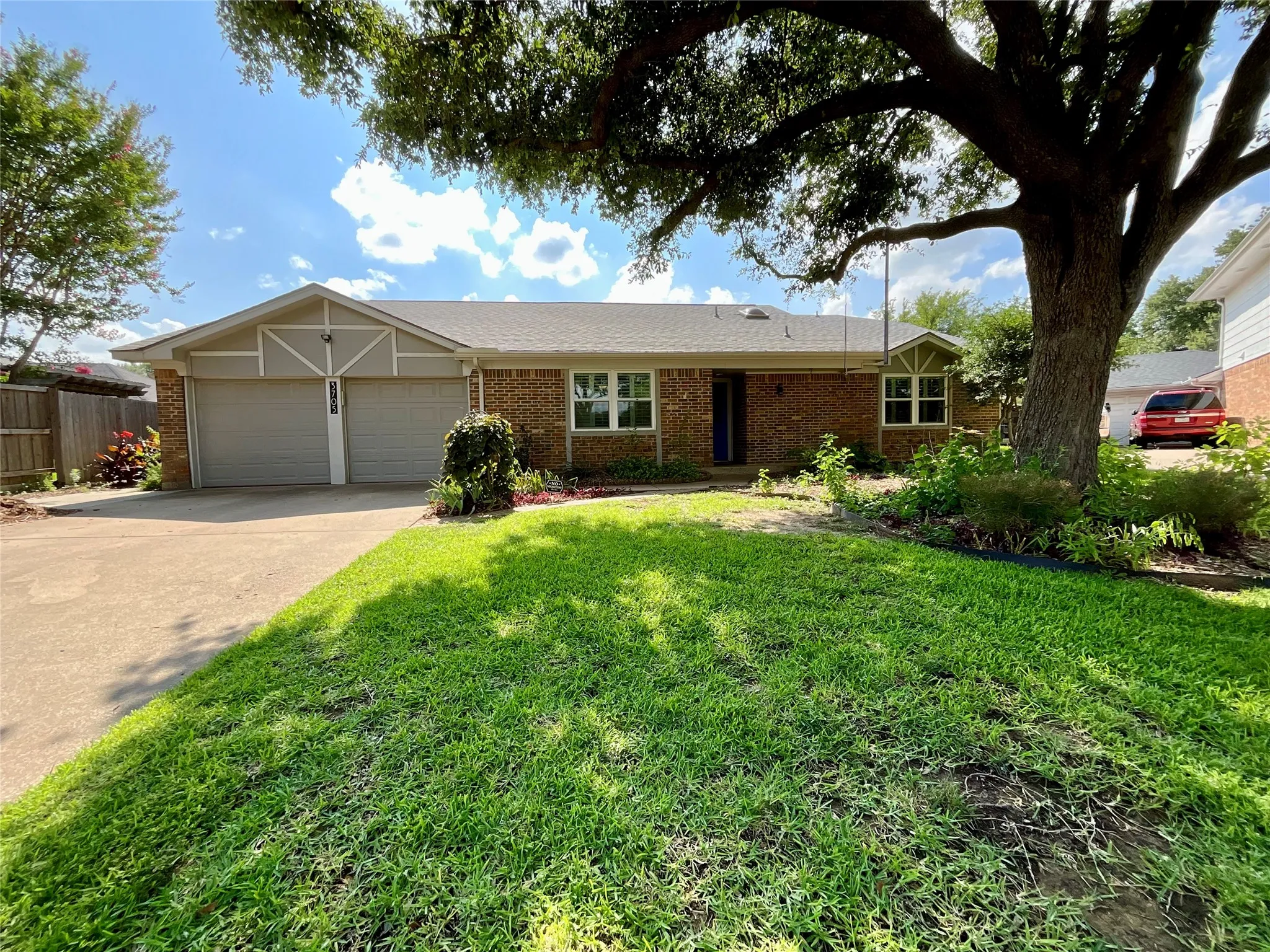 Single Family Residence For Sale in Tarrant County , 3705 Cobblestone Court, Bedford, Texas 76021, 4 Bedroom, 2 Bathroom, 2 Garage spaces, 2,330 Sqft, built in 1981, mls#21280593, Real Estate Agent in Bedford, Homes For Sale in Tarrant county, Homes For Sale in Bedford, Realtor in Bedford Texas, Real Estate Brokerage Independent Realty Texas, Luminita Cordes Realtor