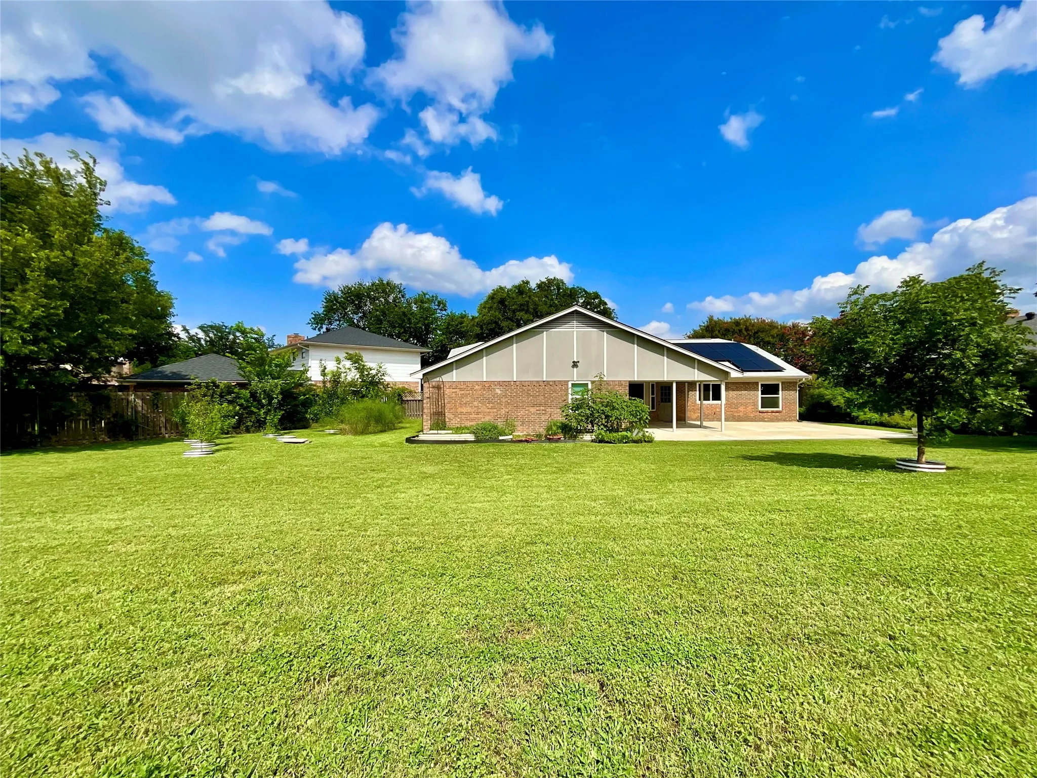 Single Family Residence For Sale in Tarrant County , 3705 Cobblestone Court, Bedford, Texas 76021, 4 Bedroom, 2 Bathroom, 2 Garage spaces, 2,330 Sqft, built in 1981, mls#21280593, Real Estate Agent in Bedford, Homes For Sale in Tarrant county, Homes For Sale in Bedford, Realtor in Bedford Texas, Real Estate Brokerage Independent Realty Texas, Luminita Cordes Realtor