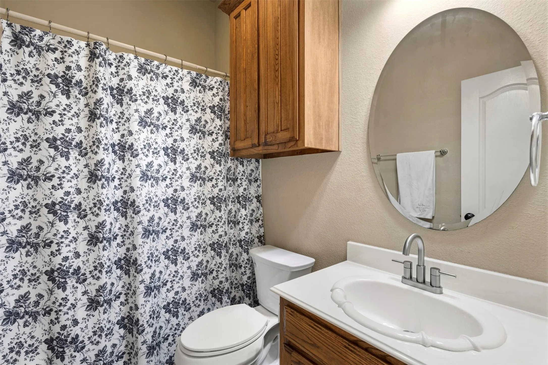 Single Family Residence For Sale in Ellis County , 105 Country Ridge Court, Red Oak, Texas 75154, 4 Bedroom, 4 Bathroom, 2 Garage spaces, 3,503 Sqft, built in 2004, mls#21280436, Real Estate Agent in Red Oak, Homes For Sale in Ellis county, Homes For Sale in Red Oak, Realtor in Red Oak Texas, Real Estate Brokerage Independent Realty Texas, Luminita Cordes Realtor