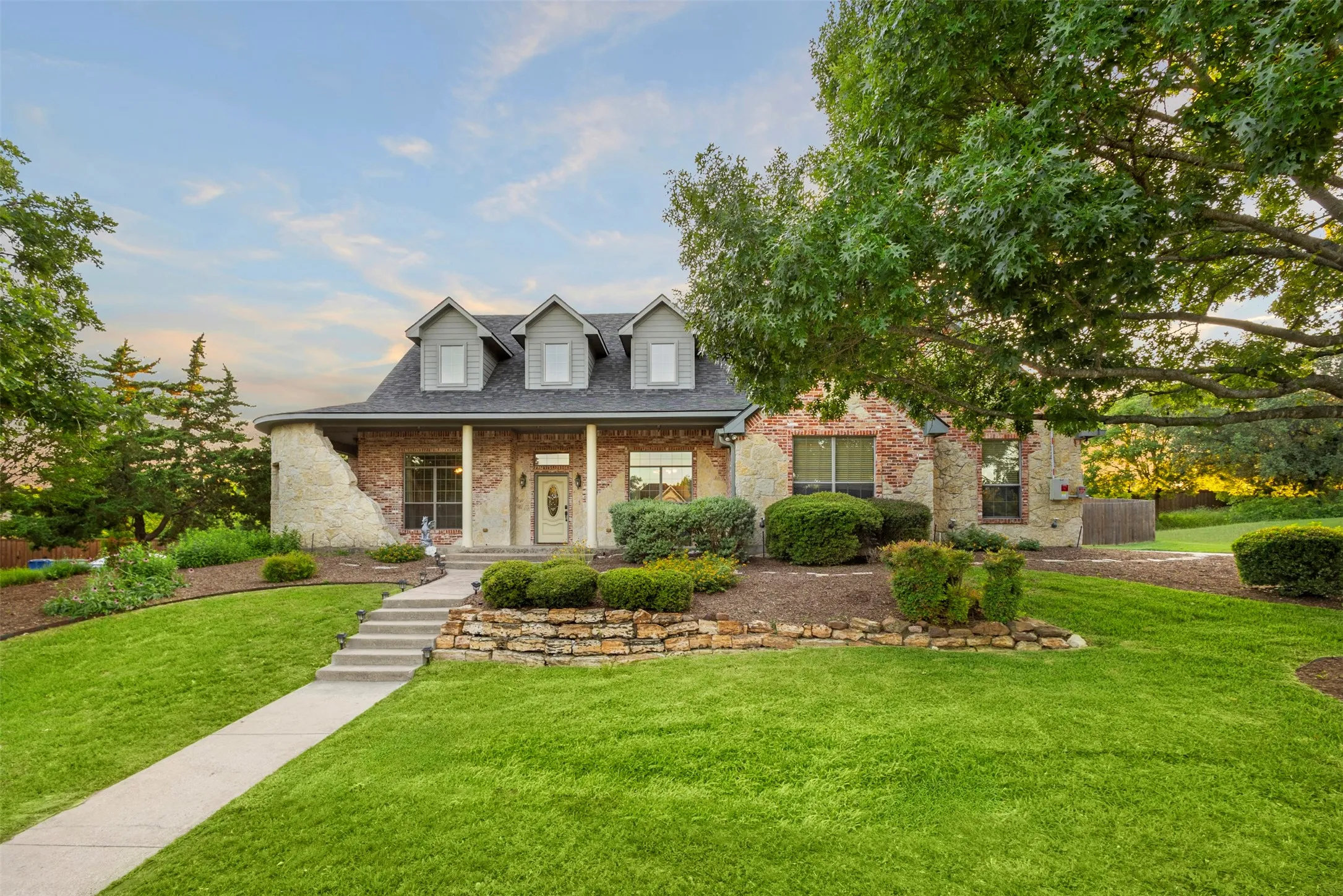 105 Country Ridge Ct in Red Oak sits on a street that ends in a cul de sac