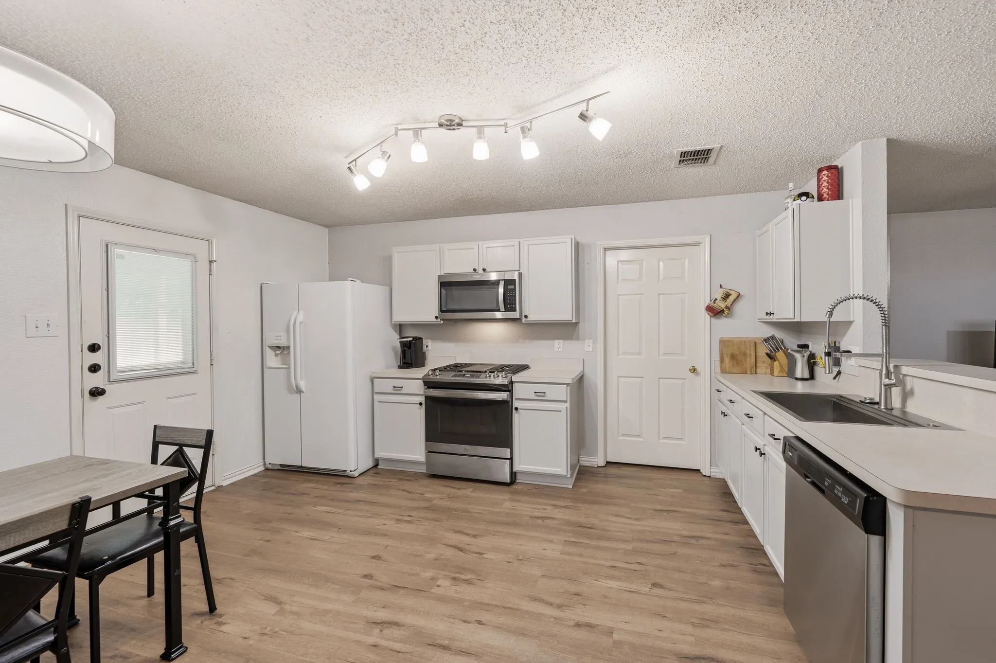 Single Family Residence For Sale in Kaufman County , 1131 Singletree Drive, Forney, Texas 75126, 3 Bedroom, 2 Bathroom, 2 Garage spaces, 1,612 Sqft, built in 2002, mls#21280860, Real Estate Agent in Forney, Homes For Sale in Kaufman county, Homes For Sale in Forney, Realtor in Forney Texas, Real Estate Brokerage Independent Realty Texas, Luminita Cordes Realtor