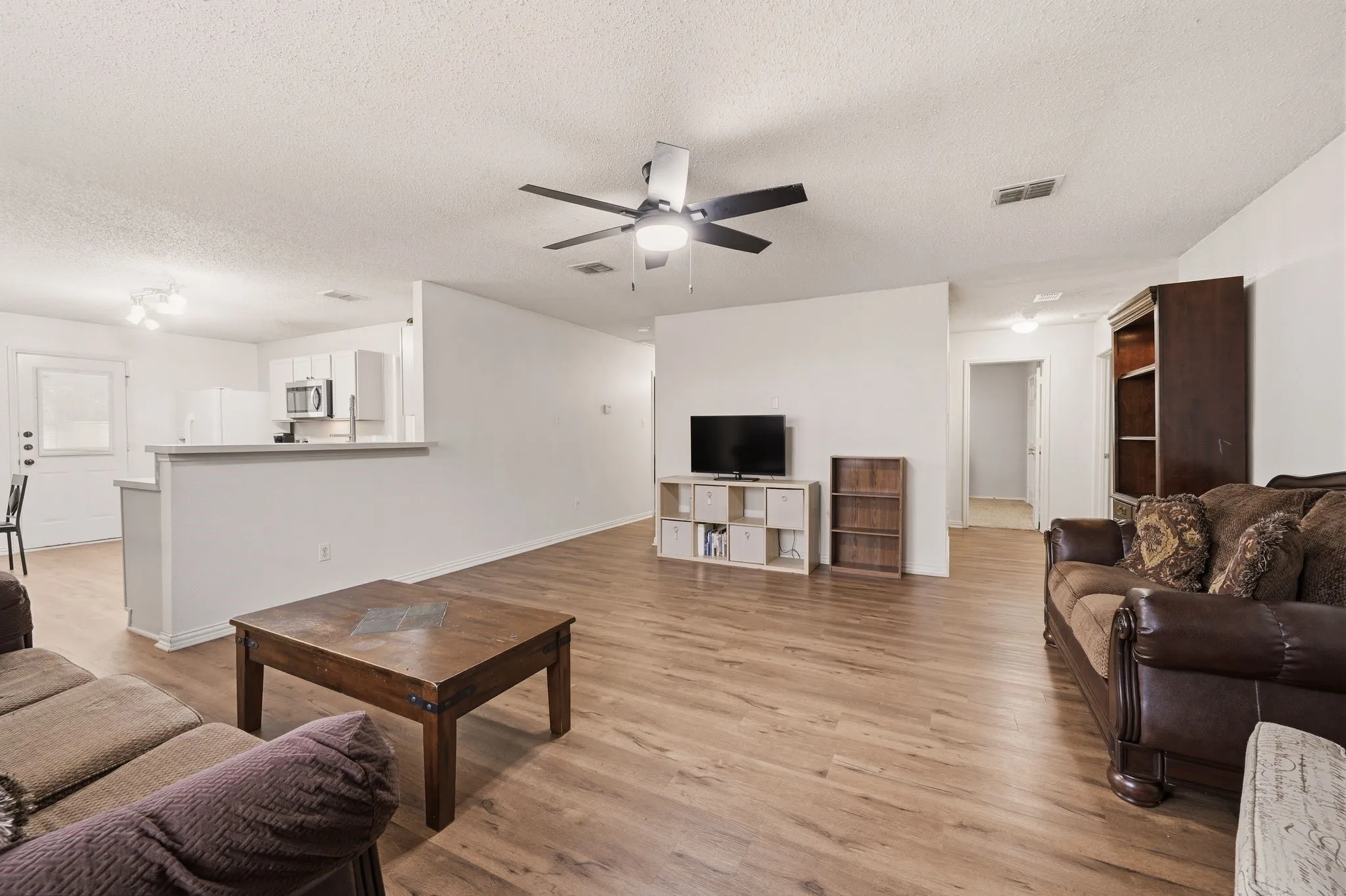 Single Family Residence For Sale in Kaufman County , 1131 Singletree Drive, Forney, Texas 75126, 3 Bedroom, 2 Bathroom, 2 Garage spaces, 1,612 Sqft, built in 2002, mls#21280860, Real Estate Agent in Forney, Homes For Sale in Kaufman county, Homes For Sale in Forney, Realtor in Forney Texas, Real Estate Brokerage Independent Realty Texas, Luminita Cordes Realtor