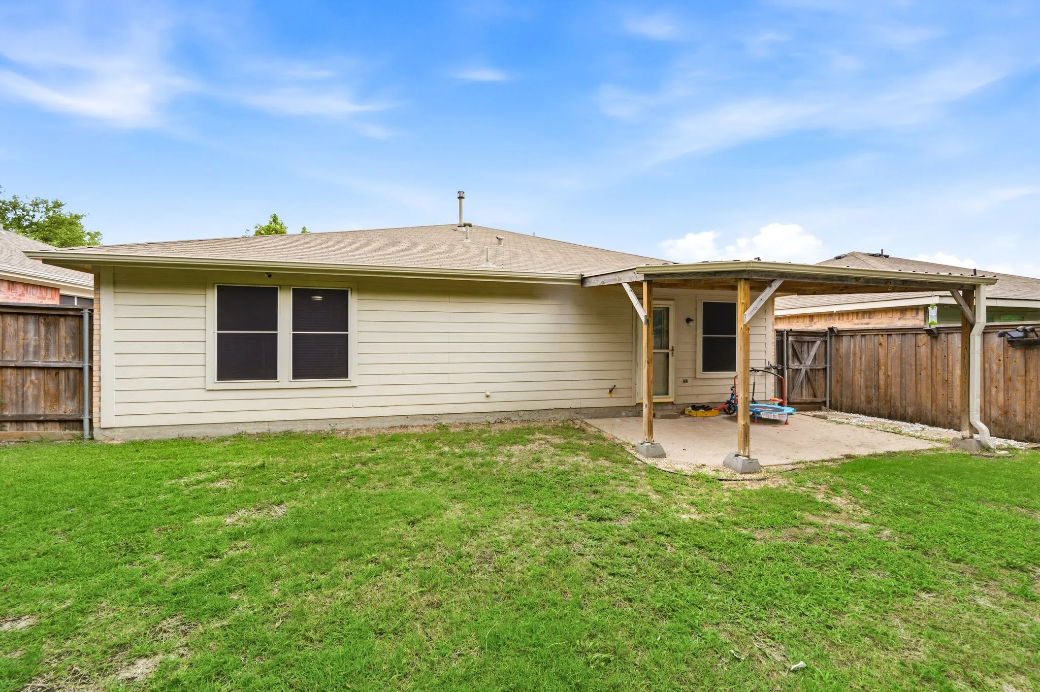 Single Family Residence For Sale in Kaufman County , 1131 Singletree Drive, Forney, Texas 75126, 3 Bedroom, 2 Bathroom, 2 Garage spaces, 1,612 Sqft, built in 2002, mls#21280860, Real Estate Agent in Forney, Homes For Sale in Kaufman county, Homes For Sale in Forney, Realtor in Forney Texas, Real Estate Brokerage Independent Realty Texas, Luminita Cordes Realtor
