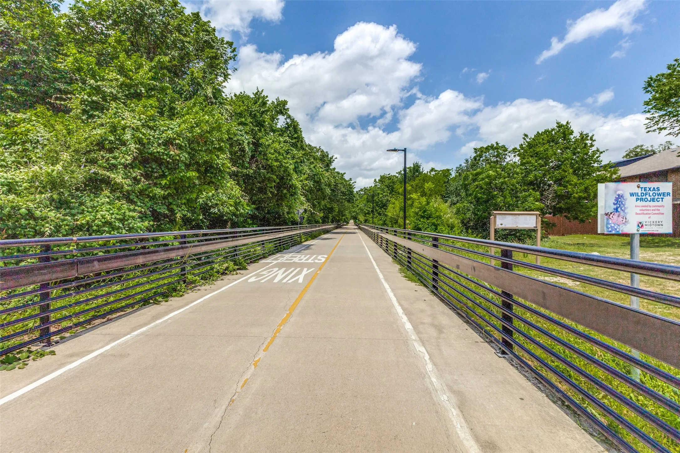 Condominium For Sale in Dallas County , 7525 Holly Hill Drive 3, Dallas, Texas 75231, 1 Bedroom, 1 Bathroom, Garage spaces, 787 Sqft, built in 1980, mls#21280461, Real Estate Agent in Dallas, Homes For Sale in Dallas county, Homes For Sale in Dallas, Realtor in Dallas Texas, Real Estate Brokerage Independent Realty Texas, Luminita Cordes Realtor