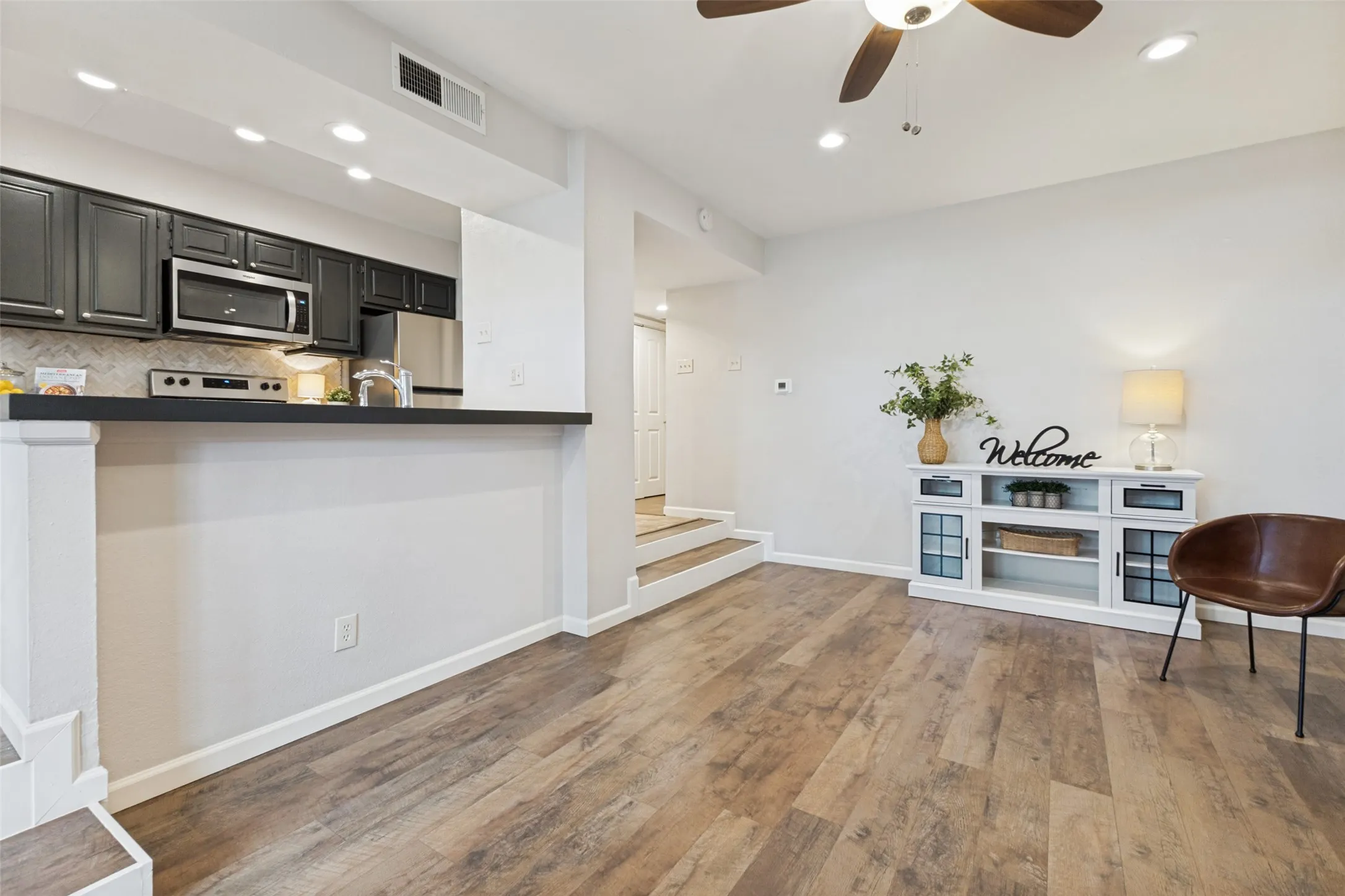 Condominium For Sale in Dallas County , 7525 Holly Hill Drive 3, Dallas, Texas 75231, 1 Bedroom, 1 Bathroom, Garage spaces, 787 Sqft, built in 1980, mls#21280461, Real Estate Agent in Dallas, Homes For Sale in Dallas county, Homes For Sale in Dallas, Realtor in Dallas Texas, Real Estate Brokerage Independent Realty Texas, Luminita Cordes Realtor