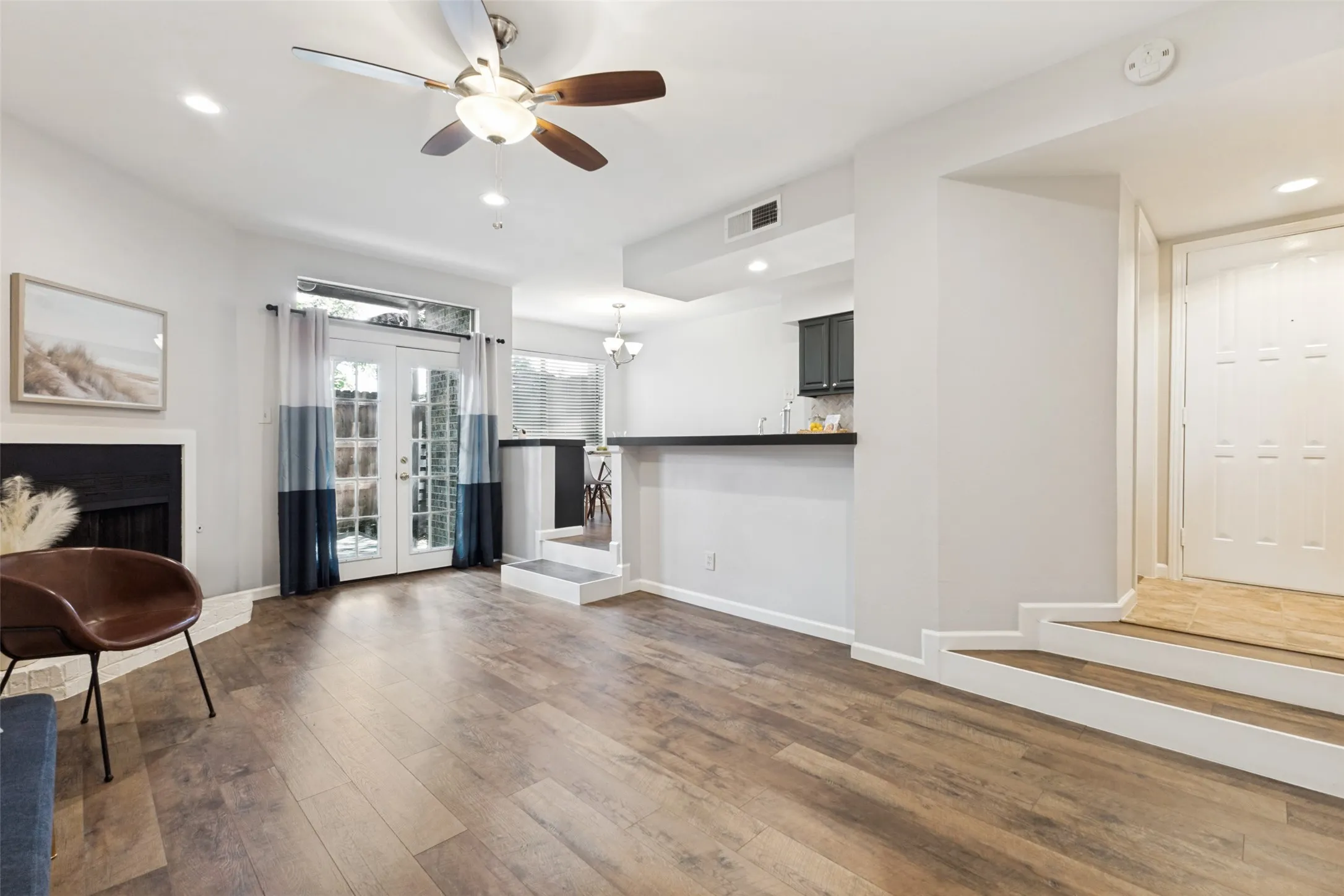 Condominium For Sale in Dallas County , 7525 Holly Hill Drive 3, Dallas, Texas 75231, 1 Bedroom, 1 Bathroom, Garage spaces, 787 Sqft, built in 1980, mls#21280461, Real Estate Agent in Dallas, Homes For Sale in Dallas county, Homes For Sale in Dallas, Realtor in Dallas Texas, Real Estate Brokerage Independent Realty Texas, Luminita Cordes Realtor