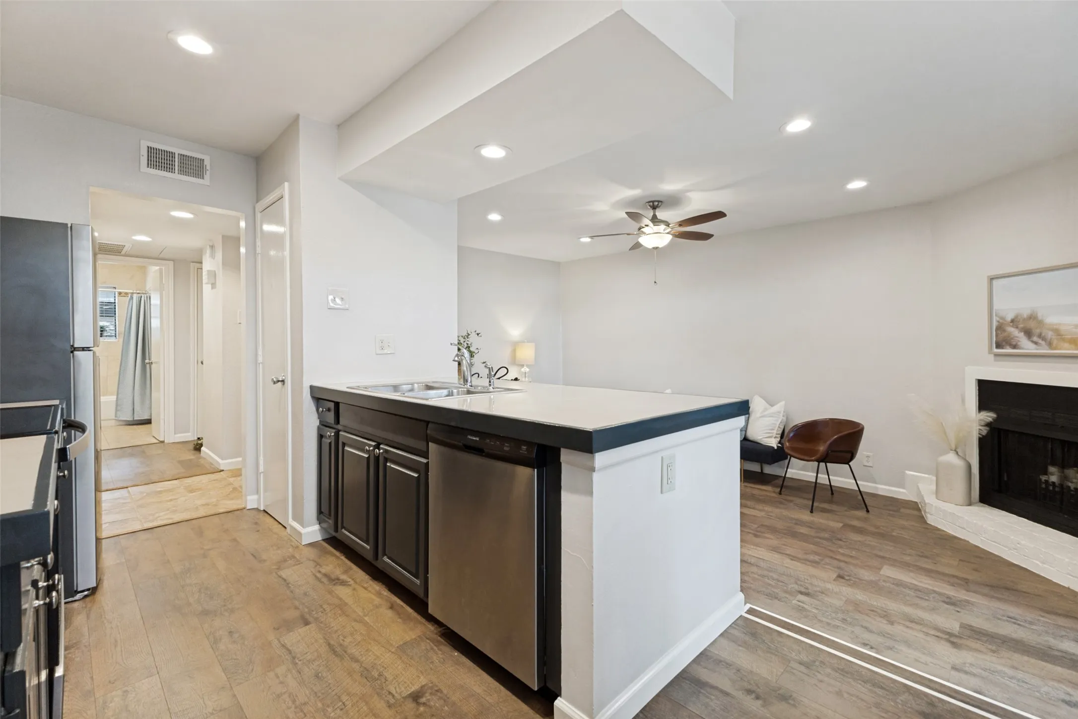 Condominium For Sale in Dallas County , 7525 Holly Hill Drive 3, Dallas, Texas 75231, 1 Bedroom, 1 Bathroom, Garage spaces, 787 Sqft, built in 1980, mls#21280461, Real Estate Agent in Dallas, Homes For Sale in Dallas county, Homes For Sale in Dallas, Realtor in Dallas Texas, Real Estate Brokerage Independent Realty Texas, Luminita Cordes Realtor