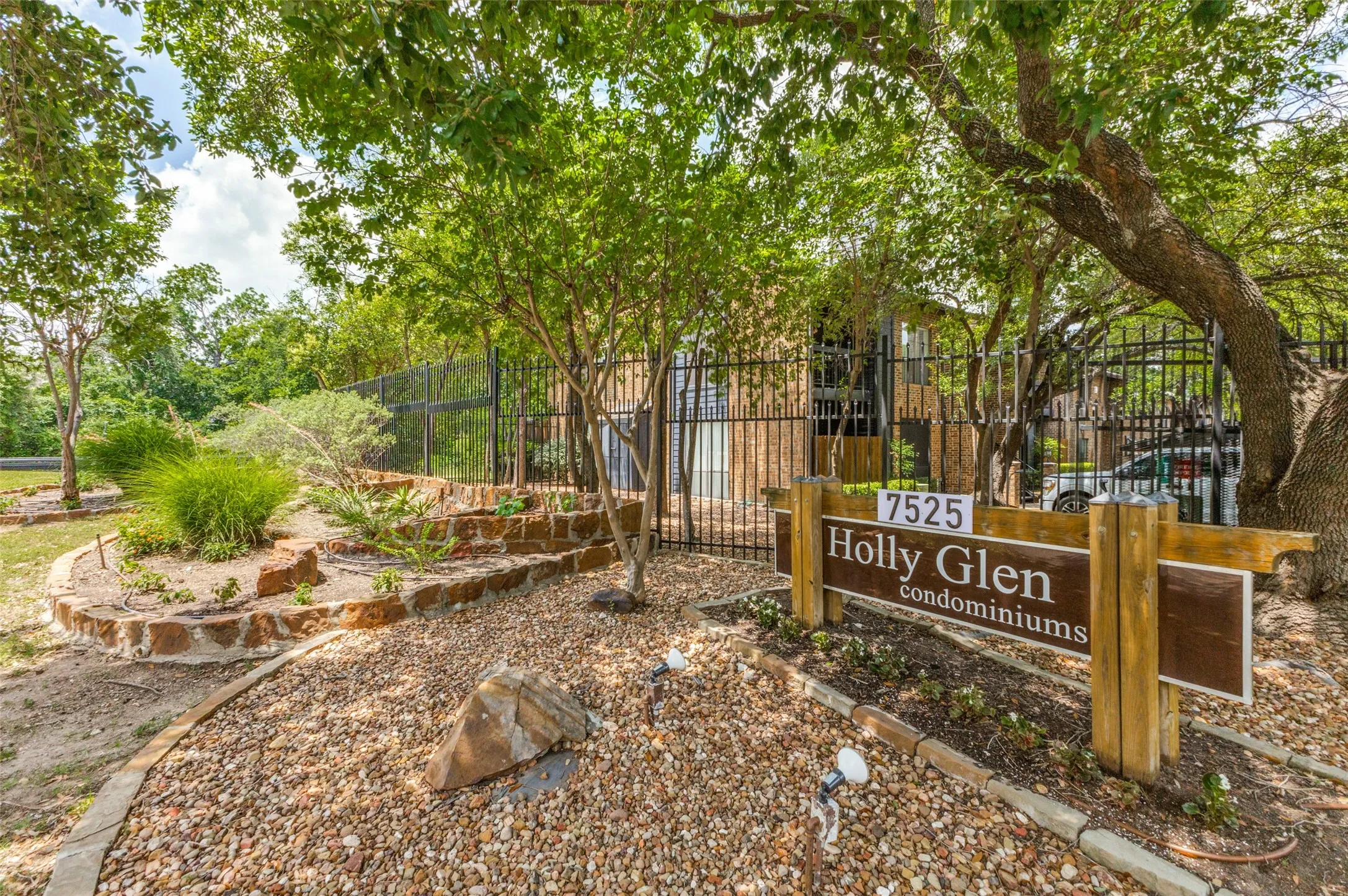 Condominium For Sale in Dallas County , 7525 Holly Hill Drive 3, Dallas, Texas 75231, 1 Bedroom, 1 Bathroom, Garage spaces, 787 Sqft, built in 1980, mls#21280461, Real Estate Agent in Dallas, Homes For Sale in Dallas county, Homes For Sale in Dallas, Realtor in Dallas Texas, Real Estate Brokerage Independent Realty Texas, Luminita Cordes Realtor