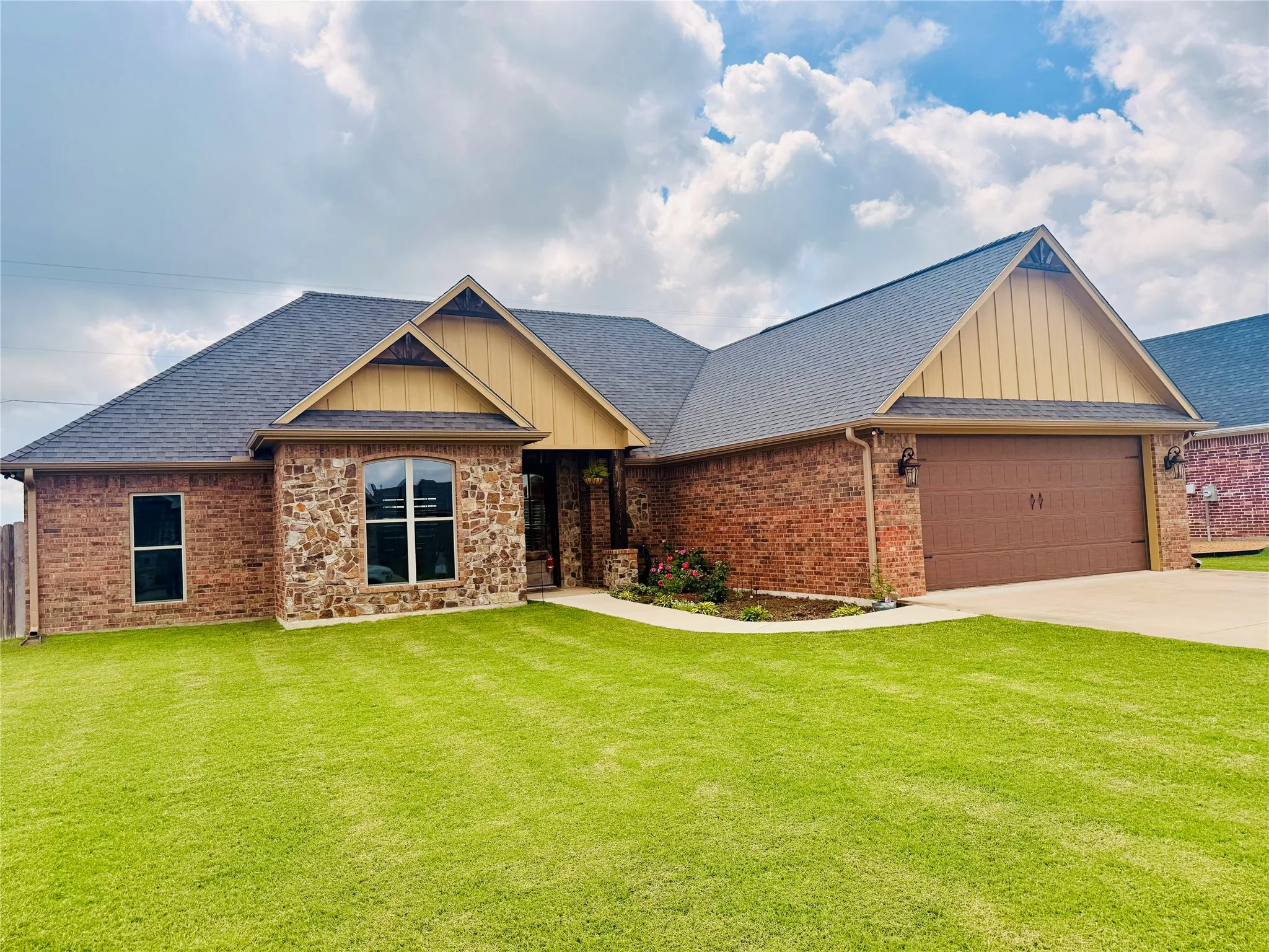 Single Family Residence For Sale in Hopkins County , 330 Koby Circle, Sulphur Springs, Texas 75482, 3 Bedroom, 2 Bathroom, 2 Garage spaces, 1,737 Sqft, built in 2020, mls#21277117, Real Estate Agent in Sulphur Springs, Homes For Sale in Hopkins county, Homes For Sale in Sulphur Springs, Realtor in Sulphur Springs Texas, Real Estate Brokerage Independent Realty Texas, Luminita Cordes Realtor