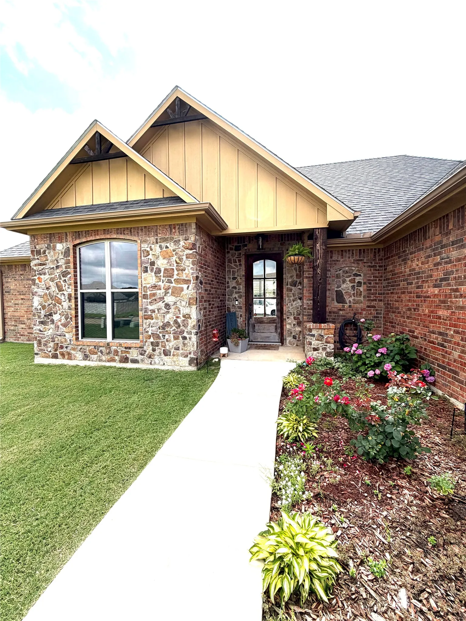 Single Family Residence For Sale in Hopkins County , 330 Koby Circle, Sulphur Springs, Texas 75482, 3 Bedroom, 2 Bathroom, 2 Garage spaces, 1,737 Sqft, built in 2020, mls#21277117, Real Estate Agent in Sulphur Springs, Homes For Sale in Hopkins county, Homes For Sale in Sulphur Springs, Realtor in Sulphur Springs Texas, Real Estate Brokerage Independent Realty Texas, Luminita Cordes Realtor