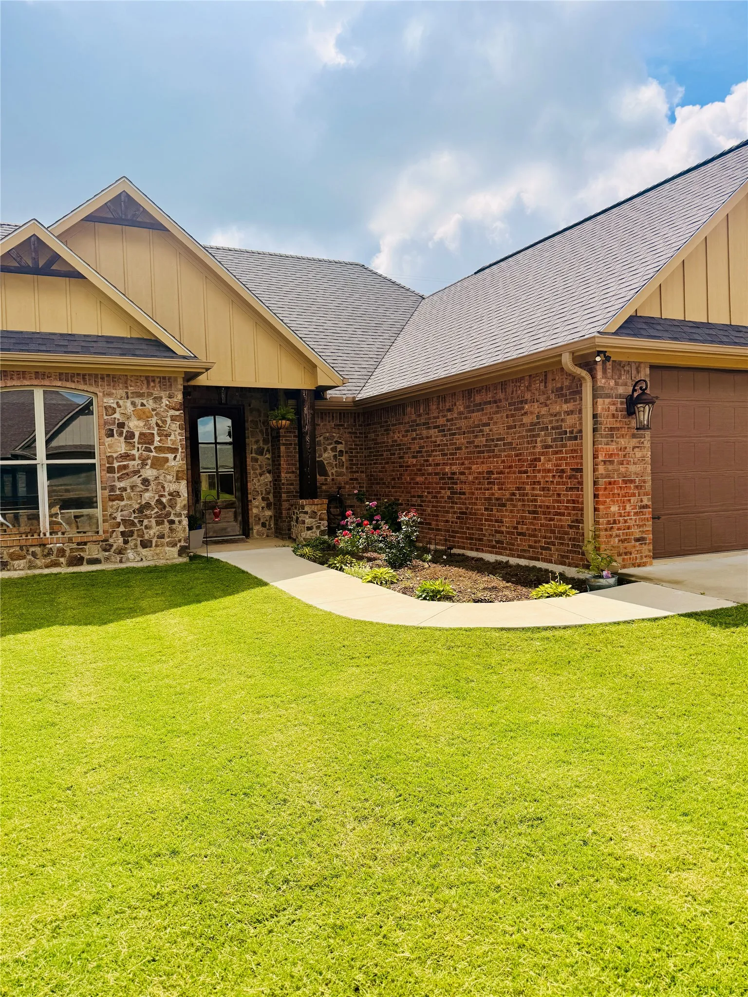 Single Family Residence For Sale in Hopkins County , 330 Koby Circle, Sulphur Springs, Texas 75482, 3 Bedroom, 2 Bathroom, 2 Garage spaces, 1,737 Sqft, built in 2020, mls#21277117, Real Estate Agent in Sulphur Springs, Homes For Sale in Hopkins county, Homes For Sale in Sulphur Springs, Realtor in Sulphur Springs Texas, Real Estate Brokerage Independent Realty Texas, Luminita Cordes Realtor