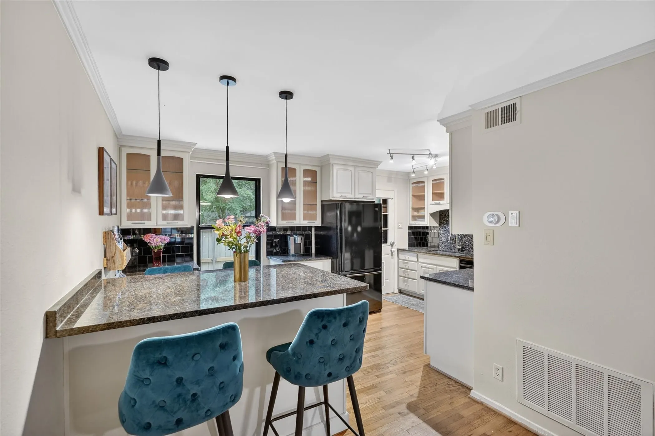 Condominium For Sale in Dallas County , 4926 Lahoma Street, Dallas, Texas 75235, 2 Bedroom, 2 Bathroom, Garage spaces, 993 Sqft, built in 1954, mls#21280872, Real Estate Agent in Dallas, Homes For Sale in Dallas county, Homes For Sale in Dallas, Realtor in Dallas Texas, Real Estate Brokerage Independent Realty Texas, Luminita Cordes Realtor