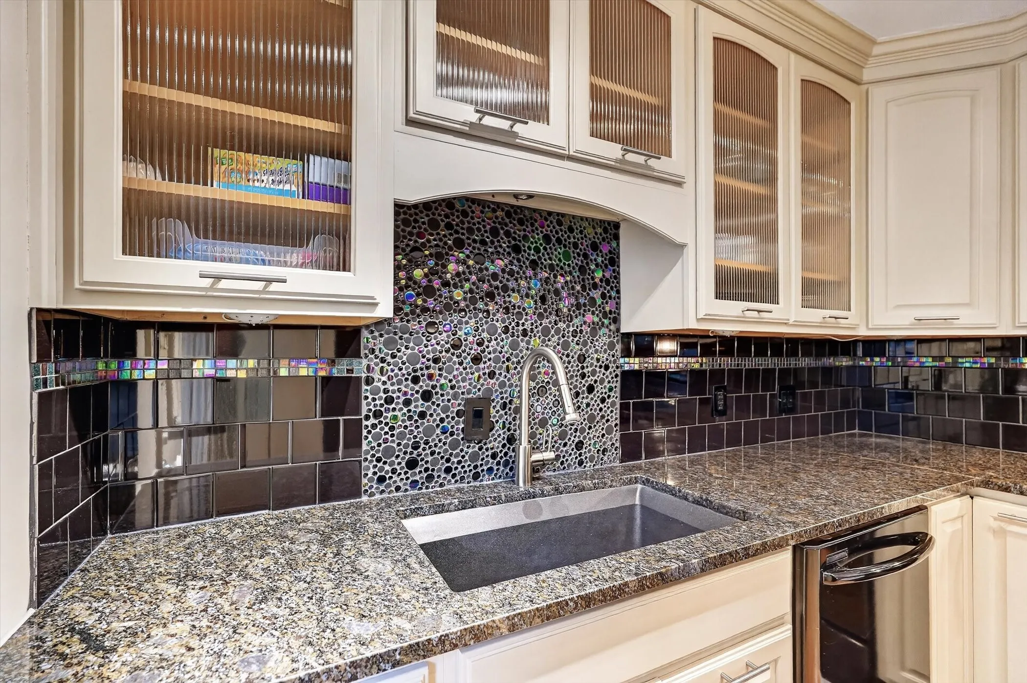 Condominium For Sale in Dallas County , 4926 Lahoma Street, Dallas, Texas 75235, 2 Bedroom, 2 Bathroom, Garage spaces, 993 Sqft, built in 1954, mls#21280872, Real Estate Agent in Dallas, Homes For Sale in Dallas county, Homes For Sale in Dallas, Realtor in Dallas Texas, Real Estate Brokerage Independent Realty Texas, Luminita Cordes Realtor