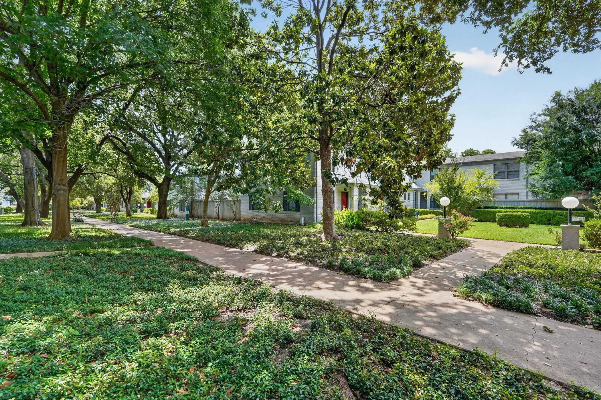 Condominium For Sale in Dallas County , 4926 Lahoma Street, Dallas, Texas 75235, 2 Bedroom, 2 Bathroom, Garage spaces, 993 Sqft, built in 1954, mls#21280872, Real Estate Agent in Dallas, Homes For Sale in Dallas county, Homes For Sale in Dallas, Realtor in Dallas Texas, Real Estate Brokerage Independent Realty Texas, Luminita Cordes Realtor