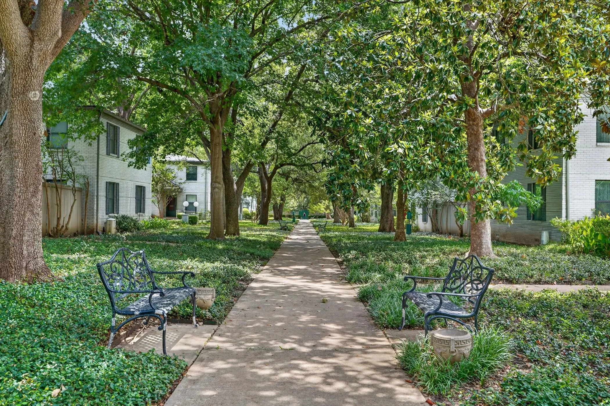 Condominium For Sale in Dallas County , 4926 Lahoma Street, Dallas, Texas 75235, 2 Bedroom, 2 Bathroom, Garage spaces, 993 Sqft, built in 1954, mls#21280872, Real Estate Agent in Dallas, Homes For Sale in Dallas county, Homes For Sale in Dallas, Realtor in Dallas Texas, Real Estate Brokerage Independent Realty Texas, Luminita Cordes Realtor
