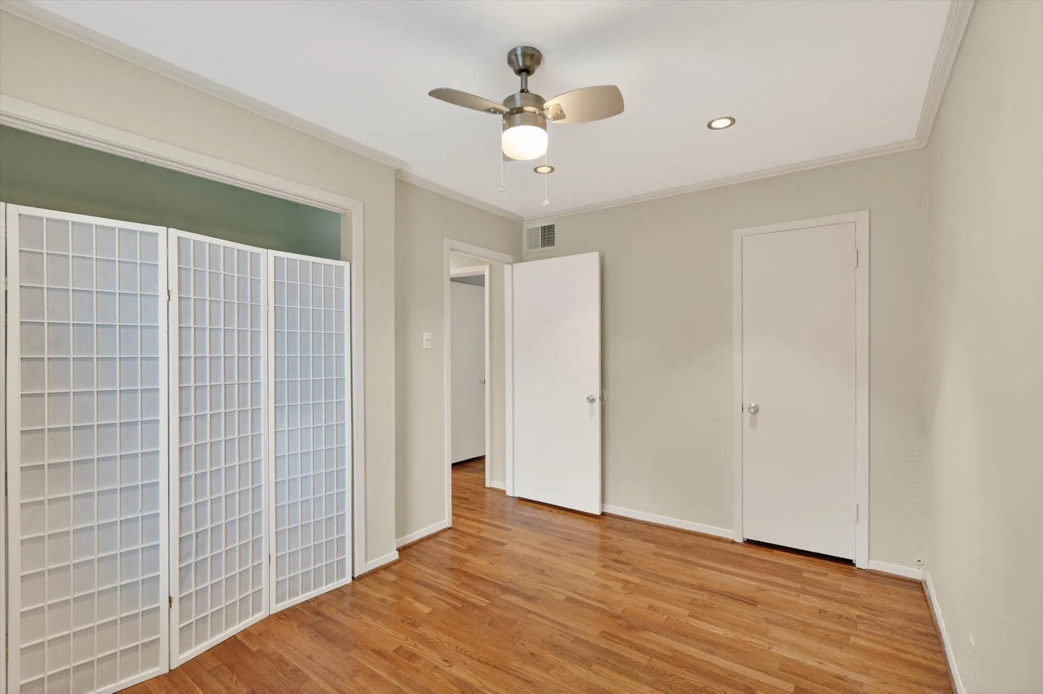 Condominium For Sale in Dallas County , 4926 Lahoma Street, Dallas, Texas 75235, 2 Bedroom, 2 Bathroom, Garage spaces, 993 Sqft, built in 1954, mls#21280872, Real Estate Agent in Dallas, Homes For Sale in Dallas county, Homes For Sale in Dallas, Realtor in Dallas Texas, Real Estate Brokerage Independent Realty Texas, Luminita Cordes Realtor