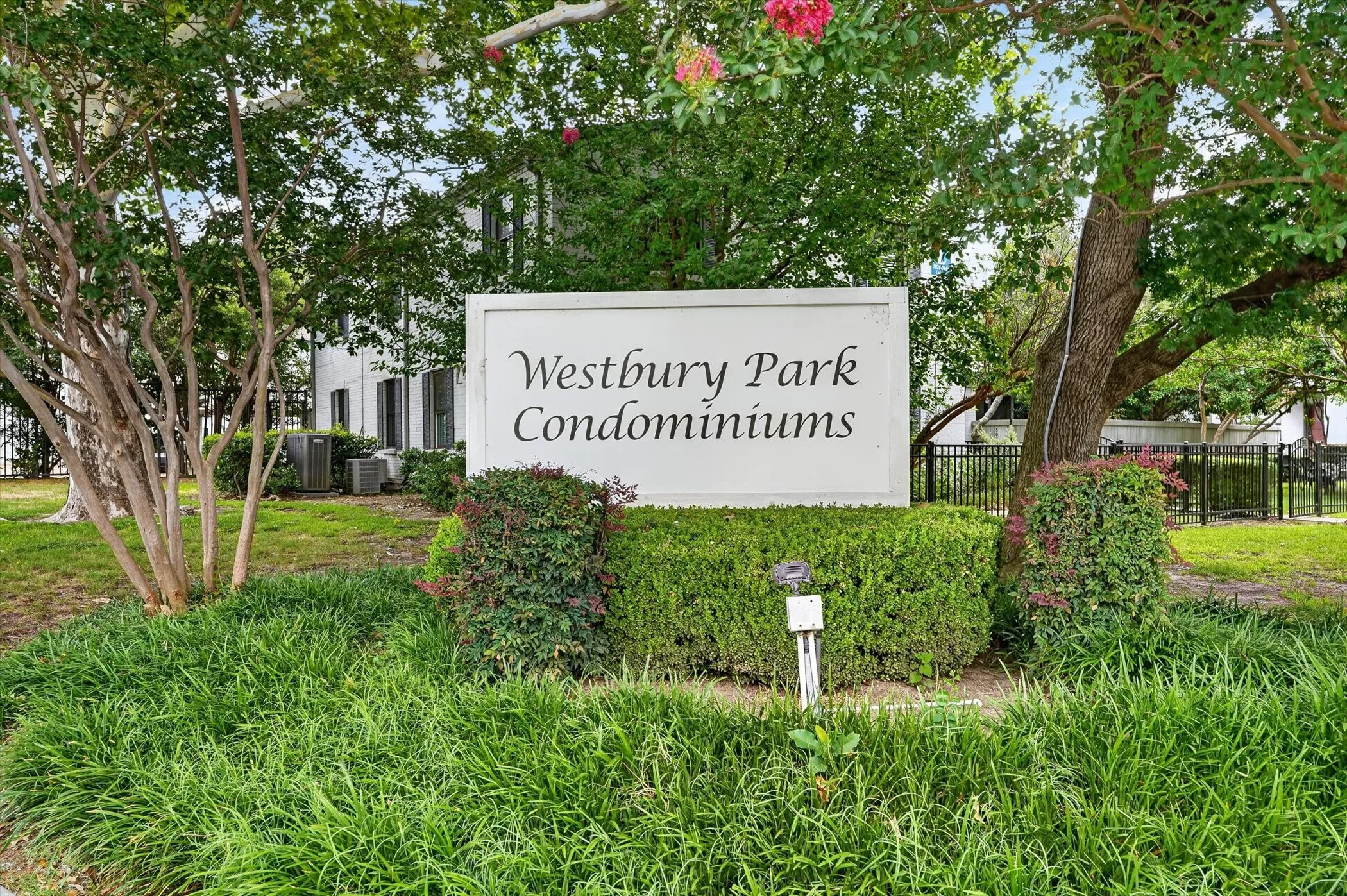 Condominium For Sale in Dallas County , 4926 Lahoma Street, Dallas, Texas 75235, 2 Bedroom, 2 Bathroom, Garage spaces, 993 Sqft, built in 1954, mls#21280872, Real Estate Agent in Dallas, Homes For Sale in Dallas county, Homes For Sale in Dallas, Realtor in Dallas Texas, Real Estate Brokerage Independent Realty Texas, Luminita Cordes Realtor
