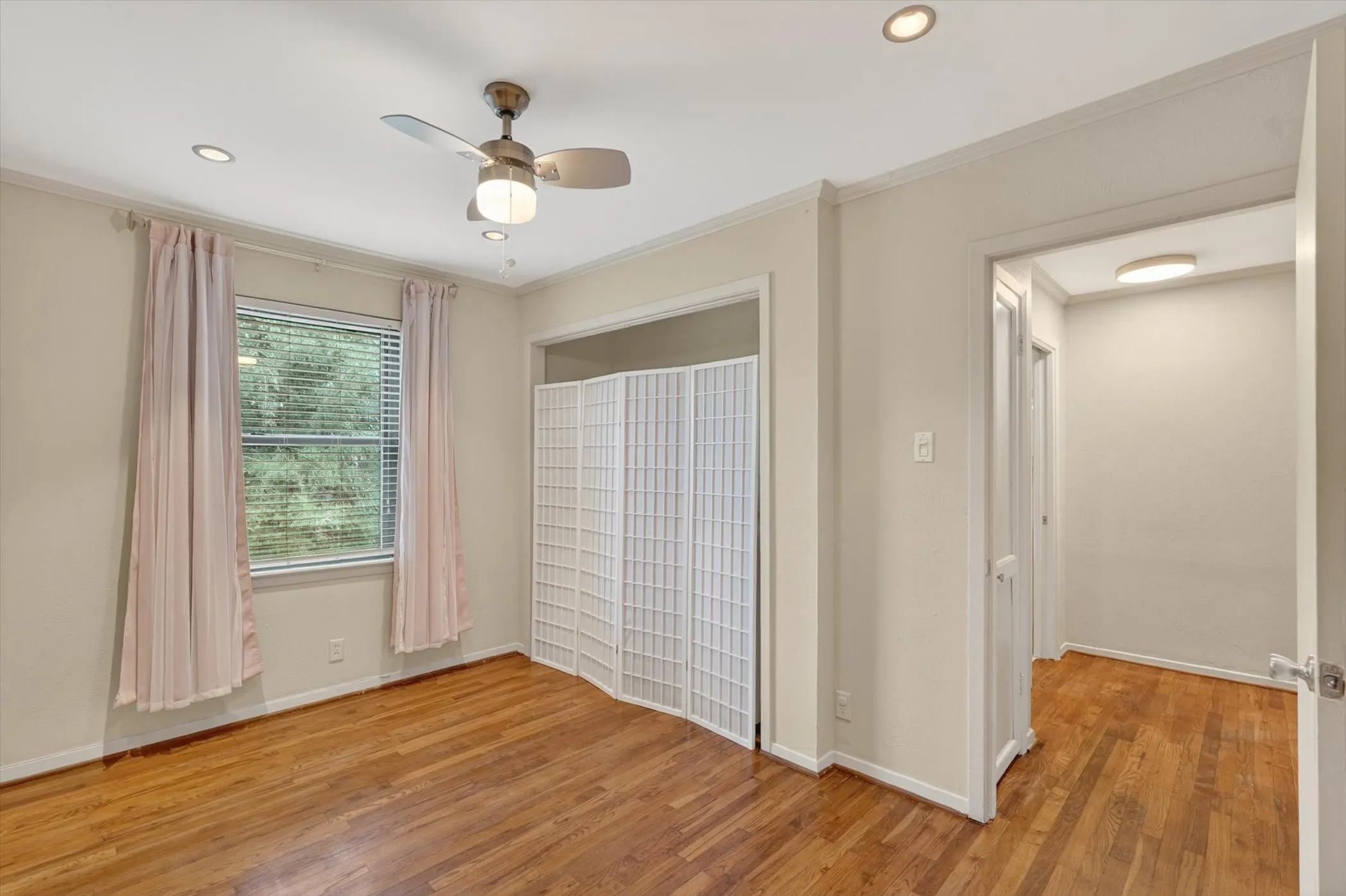 Condominium For Sale in Dallas County , 4926 Lahoma Street, Dallas, Texas 75235, 2 Bedroom, 2 Bathroom, Garage spaces, 993 Sqft, built in 1954, mls#21280872, Real Estate Agent in Dallas, Homes For Sale in Dallas county, Homes For Sale in Dallas, Realtor in Dallas Texas, Real Estate Brokerage Independent Realty Texas, Luminita Cordes Realtor