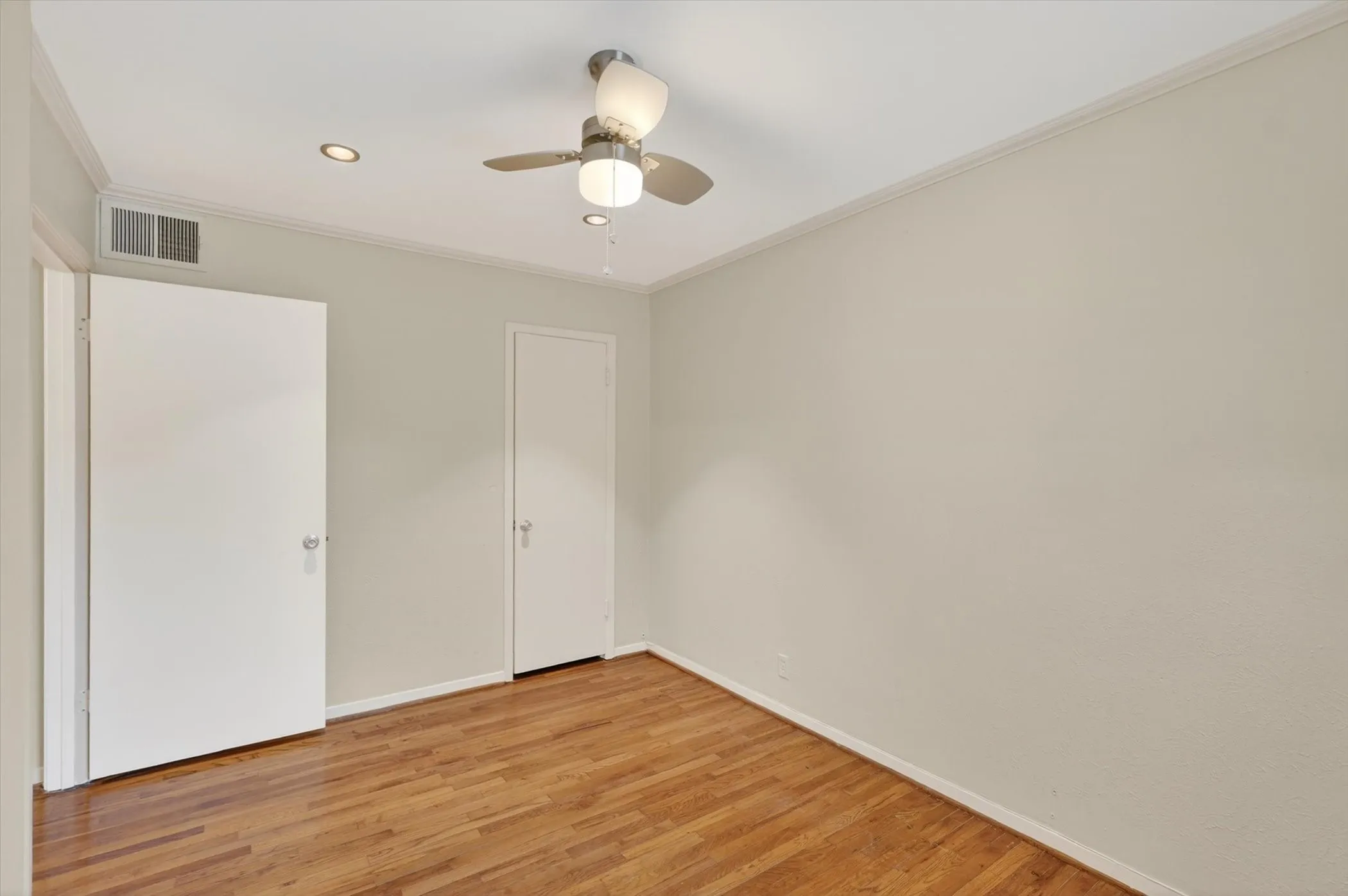 Condominium For Sale in Dallas County , 4926 Lahoma Street, Dallas, Texas 75235, 2 Bedroom, 2 Bathroom, Garage spaces, 993 Sqft, built in 1954, mls#21280872, Real Estate Agent in Dallas, Homes For Sale in Dallas county, Homes For Sale in Dallas, Realtor in Dallas Texas, Real Estate Brokerage Independent Realty Texas, Luminita Cordes Realtor
