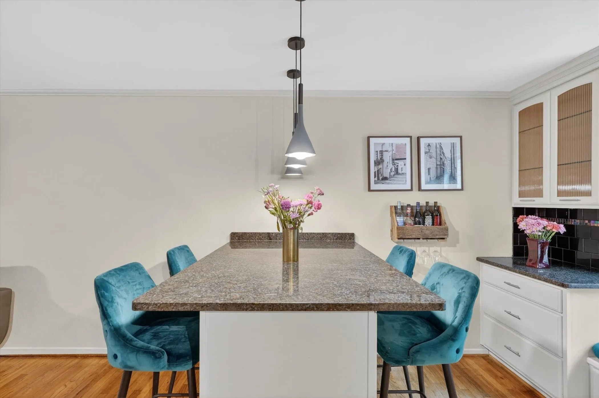 Condominium For Sale in Dallas County , 4926 Lahoma Street, Dallas, Texas 75235, 2 Bedroom, 2 Bathroom, Garage spaces, 993 Sqft, built in 1954, mls#21280872, Real Estate Agent in Dallas, Homes For Sale in Dallas county, Homes For Sale in Dallas, Realtor in Dallas Texas, Real Estate Brokerage Independent Realty Texas, Luminita Cordes Realtor