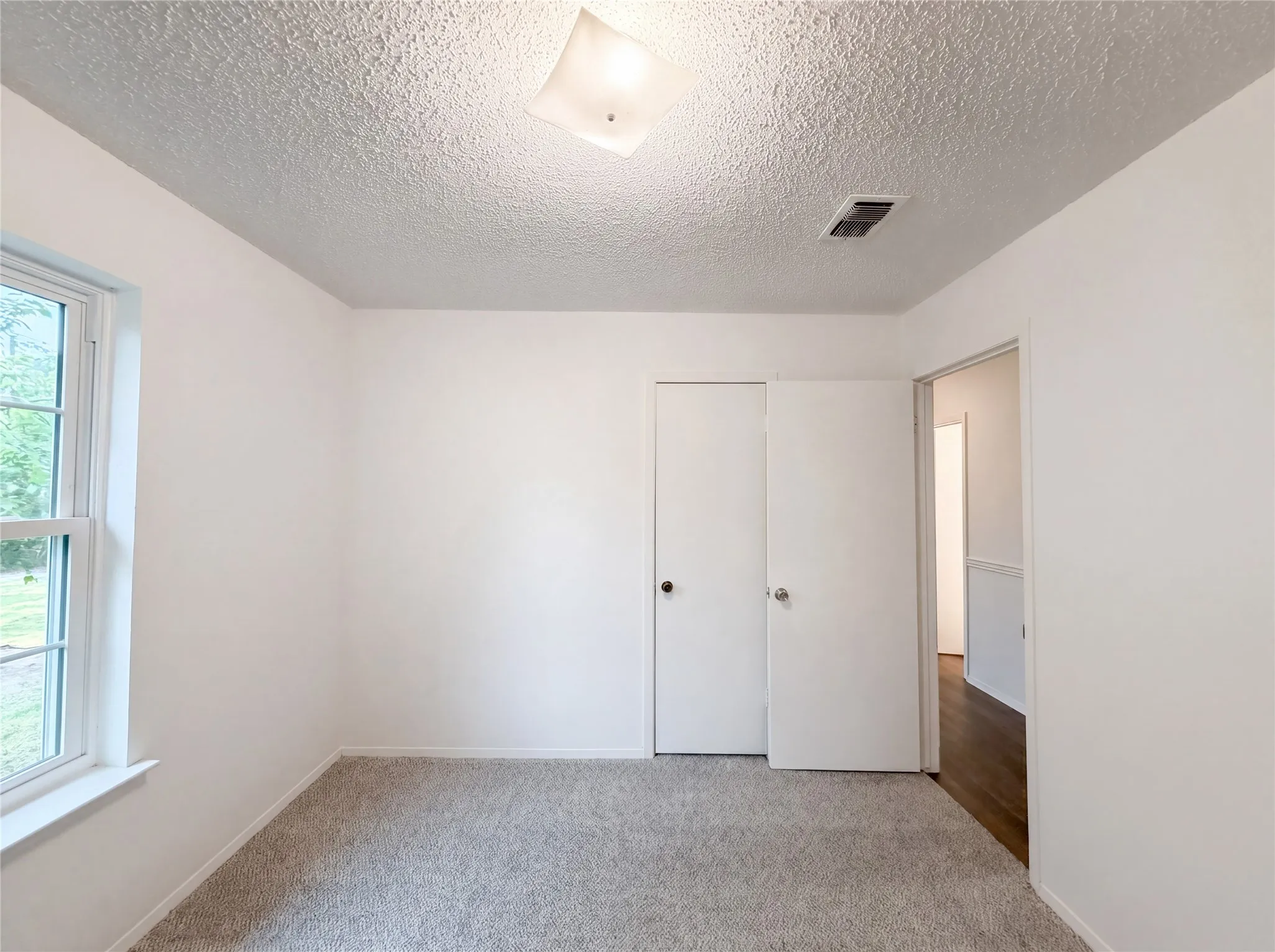 Single Family Residence For Sale in Tarrant County , 512 Lake Crest Parkway, Azle, Texas 76020, 3 Bedroom, 1 Bathroom, 1 Garage spaces, 1,057 Sqft, built in 1981, mls#21280945, Real Estate Agent in Azle, Homes For Sale in Tarrant county, Homes For Sale in Azle, Realtor in Azle Texas, Real Estate Brokerage Independent Realty Texas, Luminita Cordes Realtor
