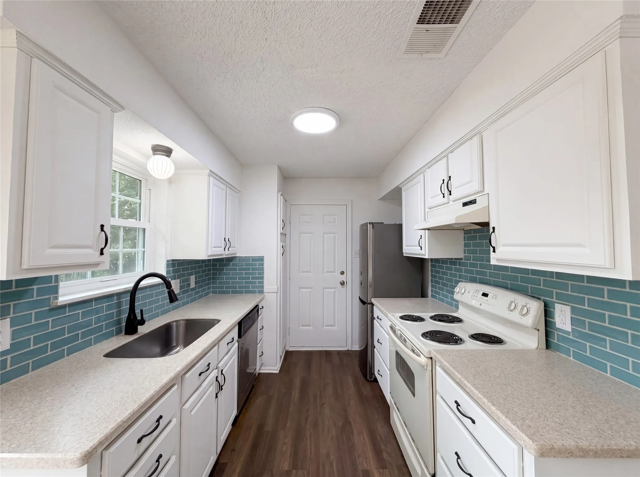 Single Family Residence For Sale in Tarrant County , 512 Lake Crest Parkway, Azle, Texas 76020, 3 Bedroom, 1 Bathroom, 1 Garage spaces, 1,057 Sqft, built in 1981, mls#21280945, Real Estate Agent in Azle, Homes For Sale in Tarrant county, Homes For Sale in Azle, Realtor in Azle Texas, Real Estate Brokerage Independent Realty Texas, Luminita Cordes Realtor