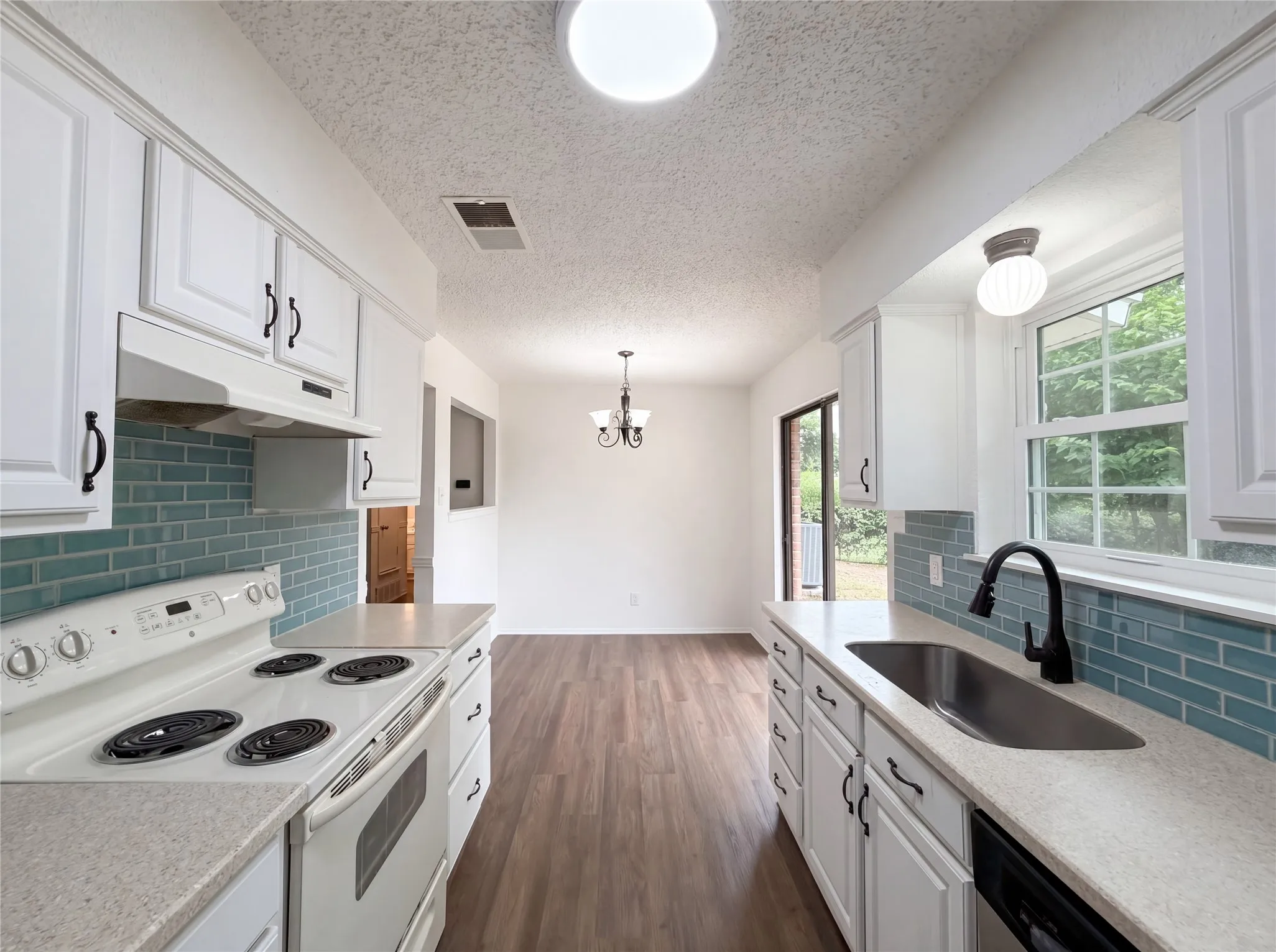 Single Family Residence For Sale in Tarrant County , 512 Lake Crest Parkway, Azle, Texas 76020, 3 Bedroom, 1 Bathroom, 1 Garage spaces, 1,057 Sqft, built in 1981, mls#21280945, Real Estate Agent in Azle, Homes For Sale in Tarrant county, Homes For Sale in Azle, Realtor in Azle Texas, Real Estate Brokerage Independent Realty Texas, Luminita Cordes Realtor