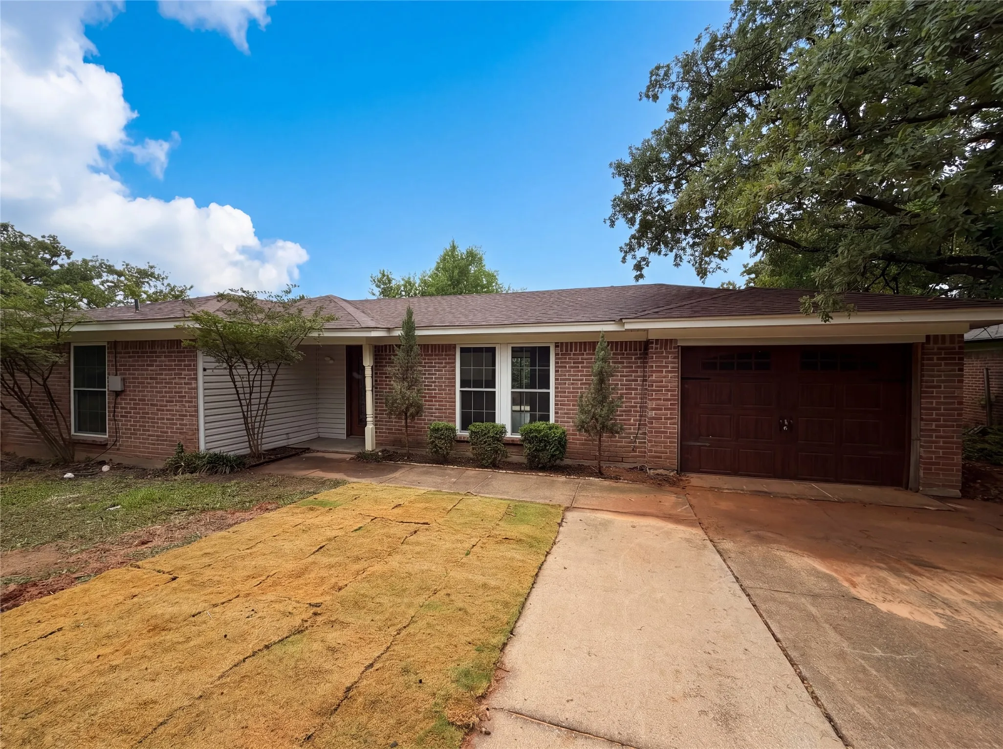 Single Family Residence For Sale in Tarrant County , 512 Lake Crest Parkway, Azle, Texas 76020, 3 Bedroom, 1 Bathroom, 1 Garage spaces, 1,057 Sqft, built in 1981, mls#21280945, Real Estate Agent in Azle, Homes For Sale in Tarrant county, Homes For Sale in Azle, Realtor in Azle Texas, Real Estate Brokerage Independent Realty Texas, Luminita Cordes Realtor