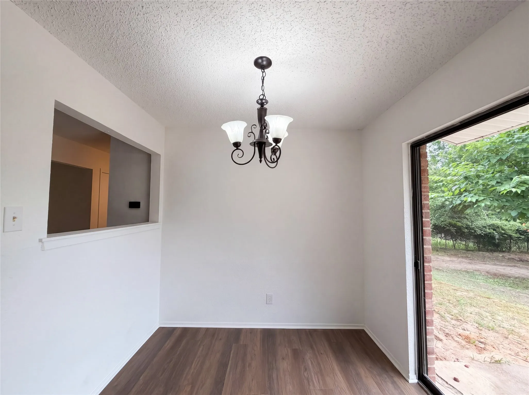 Single Family Residence For Sale in Tarrant County , 512 Lake Crest Parkway, Azle, Texas 76020, 3 Bedroom, 1 Bathroom, 1 Garage spaces, 1,057 Sqft, built in 1981, mls#21280945, Real Estate Agent in Azle, Homes For Sale in Tarrant county, Homes For Sale in Azle, Realtor in Azle Texas, Real Estate Brokerage Independent Realty Texas, Luminita Cordes Realtor