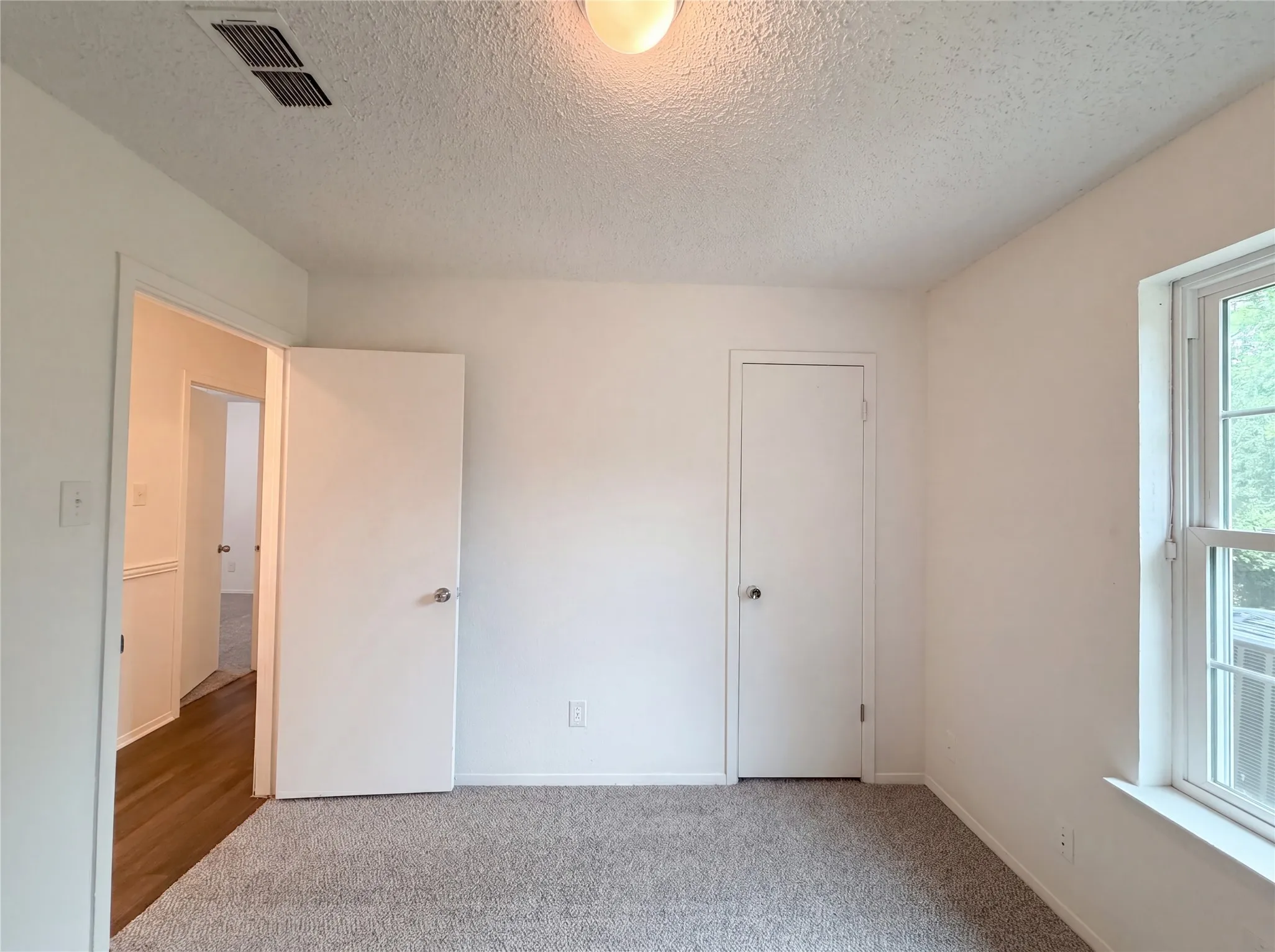Single Family Residence For Sale in Tarrant County , 512 Lake Crest Parkway, Azle, Texas 76020, 3 Bedroom, 1 Bathroom, 1 Garage spaces, 1,057 Sqft, built in 1981, mls#21280945, Real Estate Agent in Azle, Homes For Sale in Tarrant county, Homes For Sale in Azle, Realtor in Azle Texas, Real Estate Brokerage Independent Realty Texas, Luminita Cordes Realtor