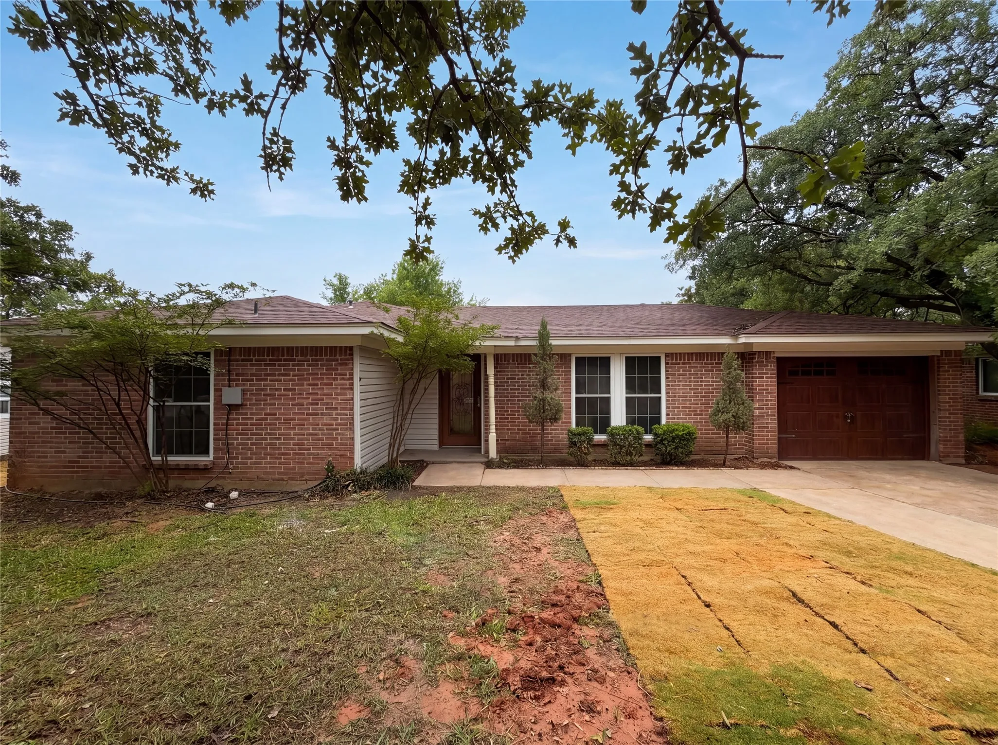 Single Family Residence For Sale in Tarrant County , 512 Lake Crest Parkway, Azle, Texas 76020, 3 Bedroom, 1 Bathroom, 1 Garage spaces, 1,057 Sqft, built in 1981, mls#21280945, Real Estate Agent in Azle, Homes For Sale in Tarrant county, Homes For Sale in Azle, Realtor in Azle Texas, Real Estate Brokerage Independent Realty Texas, Luminita Cordes Realtor