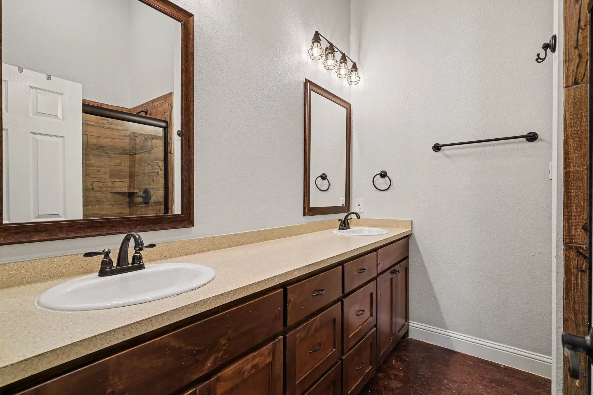 Single Family Residence For Sale in Somervell County , 2190 County Road 2027, Glen Rose, Texas 76043, 2 Bedroom, 2 Bathroom, 2 Garage spaces, 2,193 Sqft, built in 2015, mls#21280966, Real Estate Agent in Glen Rose, Homes For Sale in Somervell county, Homes For Sale in Glen Rose, Realtor in Glen Rose Texas, Real Estate Brokerage Independent Realty Texas, Luminita Cordes Realtor