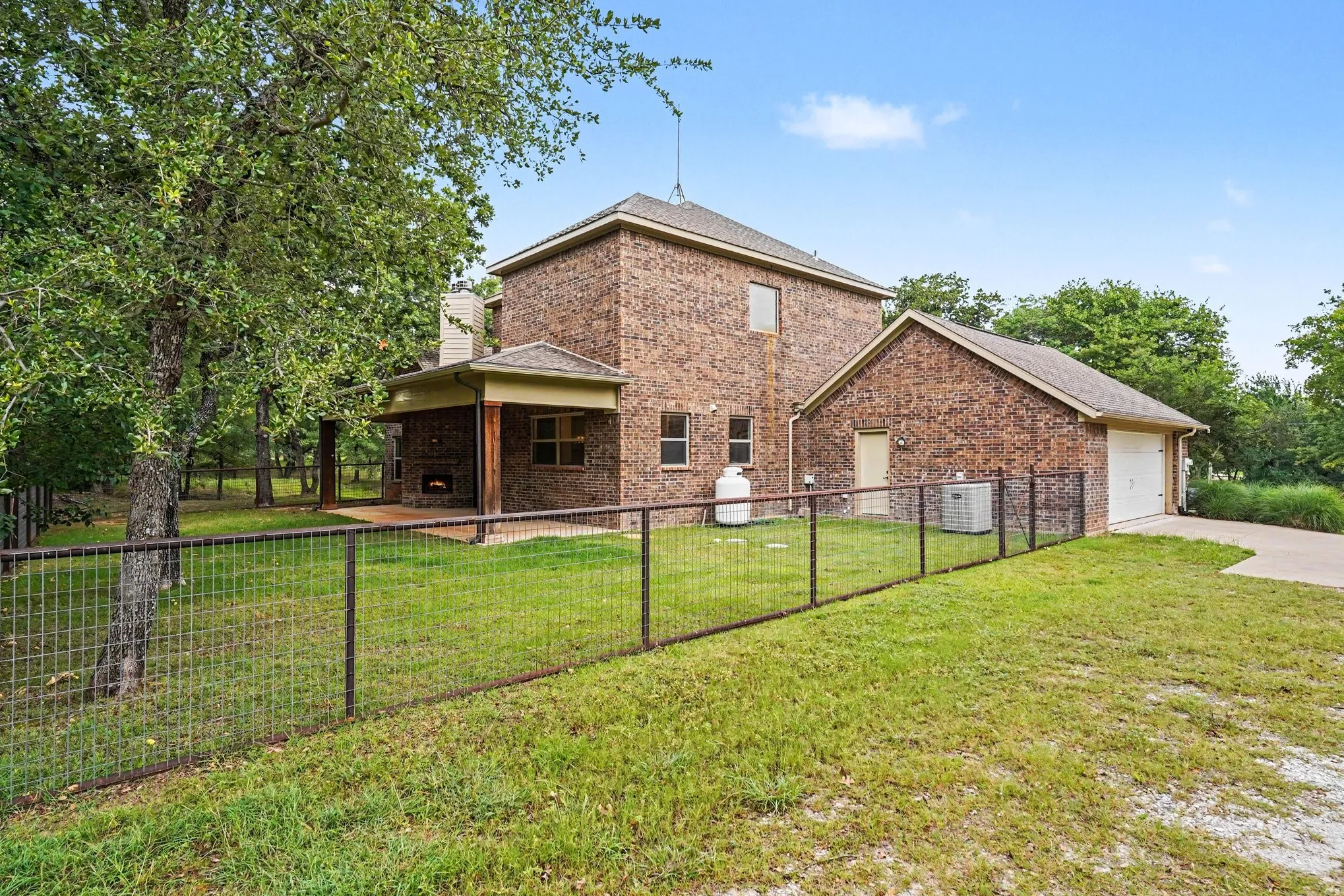 Single Family Residence For Sale in Somervell County , 2190 County Road 2027, Glen Rose, Texas 76043, 2 Bedroom, 2 Bathroom, 2 Garage spaces, 2,193 Sqft, built in 2015, mls#21280966, Real Estate Agent in Glen Rose, Homes For Sale in Somervell county, Homes For Sale in Glen Rose, Realtor in Glen Rose Texas, Real Estate Brokerage Independent Realty Texas, Luminita Cordes Realtor