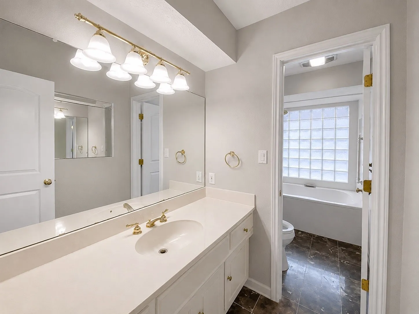 Single Family Residence For Sale in Dallas County , 909 Hillsdale Drive, Richardson, Texas 75081, 4 Bedroom, 2 Bathroom, 2 Garage spaces, 2,112 Sqft, built in 1974, mls#21280975, Real Estate Agent in Richardson, Homes For Sale in Dallas county, Homes For Sale in Richardson, Realtor in Richardson Texas, Real Estate Brokerage Independent Realty Texas, Luminita Cordes Realtor