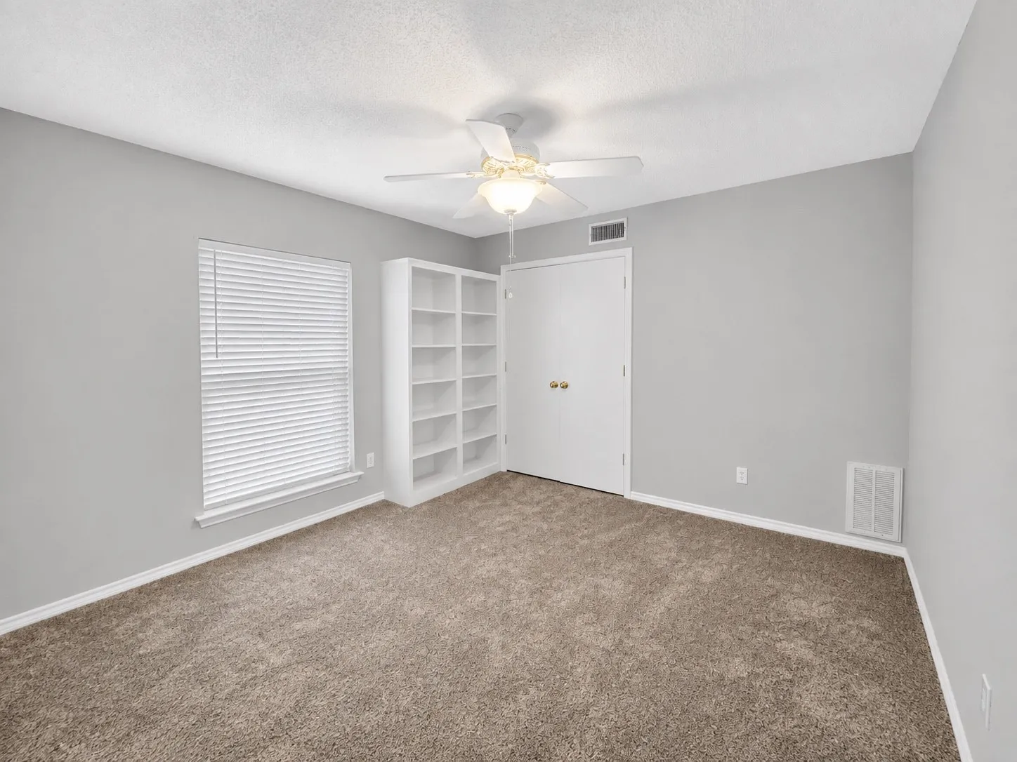 Single Family Residence For Sale in Dallas County , 909 Hillsdale Drive, Richardson, Texas 75081, 4 Bedroom, 2 Bathroom, 2 Garage spaces, 2,112 Sqft, built in 1974, mls#21280975, Real Estate Agent in Richardson, Homes For Sale in Dallas county, Homes For Sale in Richardson, Realtor in Richardson Texas, Real Estate Brokerage Independent Realty Texas, Luminita Cordes Realtor