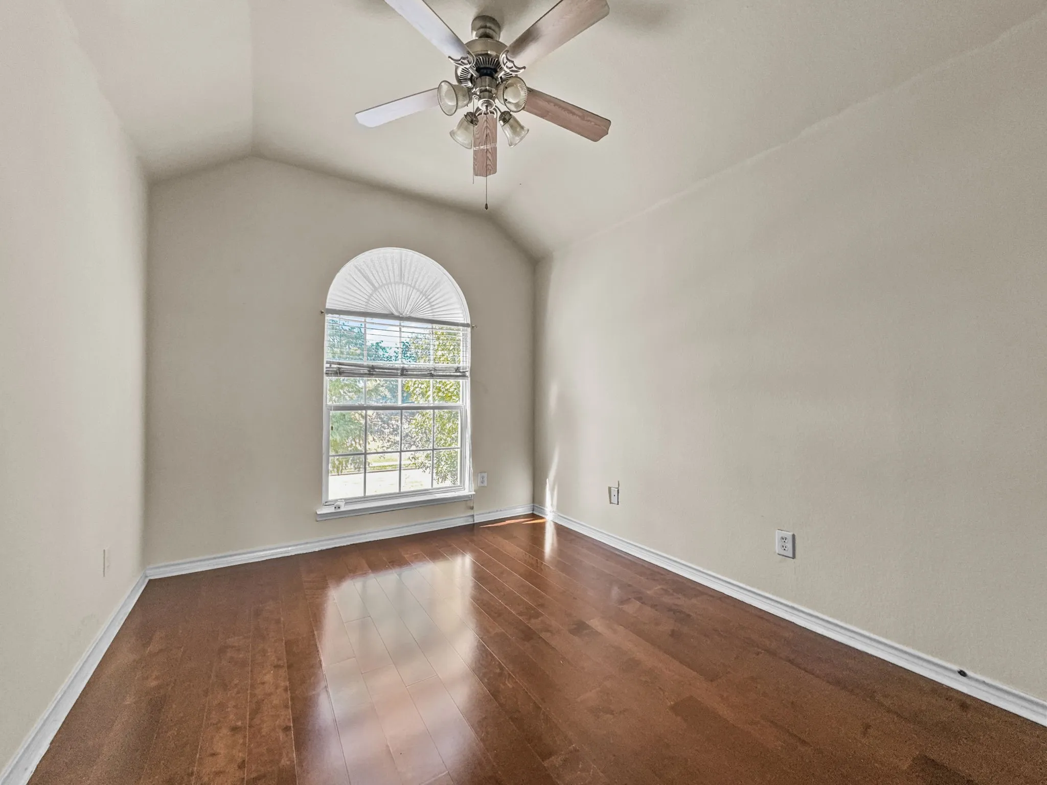 Single Family Residence For Rent in Collin County , 5530 Greensboro Drive, Frisco, Texas 75035, 5 Bedrooms, 4 Bathrooms, 2 Garage spaces, 3,068 Sqft, built in 2003, Price $3,100, mls#21280979, Real Estate Agent in Frisco, Homes For Rent in Collin county, Homes For Rent in Frisco, Realtor in Frisco Texas, Real Estate Brokerage Independent Realty Texas, Luminita Cordes Realtor