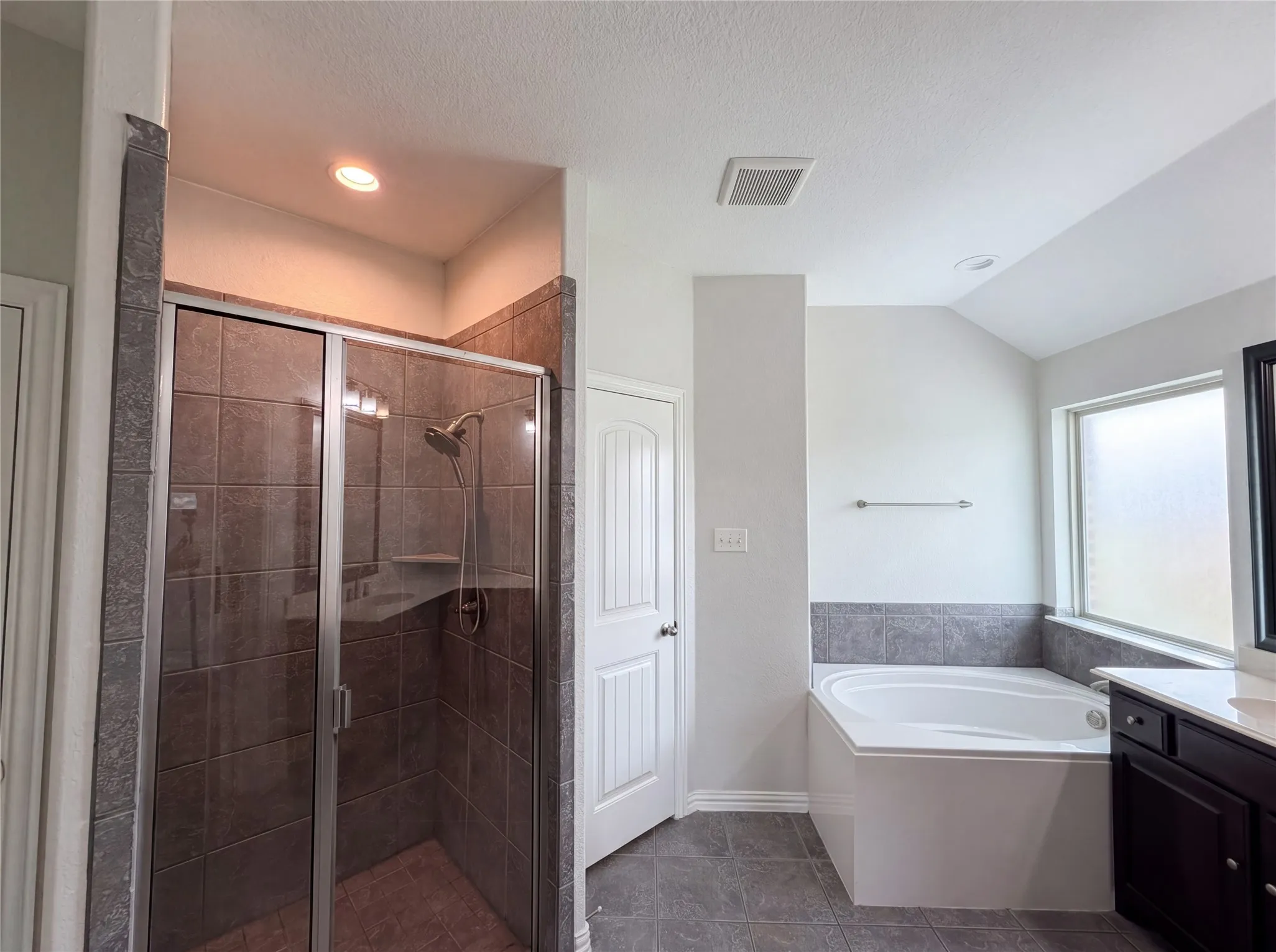 Single Family Residence For Sale in Tarrant County , 709 Ravenwood Drive, Saginaw, Texas 76179, 3 Bedroom, 2 Bathroom, 2 Garage spaces, 1,826 Sqft, built in 2017, mls#21280999, Real Estate Agent in Saginaw, Homes For Sale in Tarrant county, Homes For Sale in Saginaw, Realtor in Saginaw Texas, Real Estate Brokerage Independent Realty Texas, Luminita Cordes Realtor