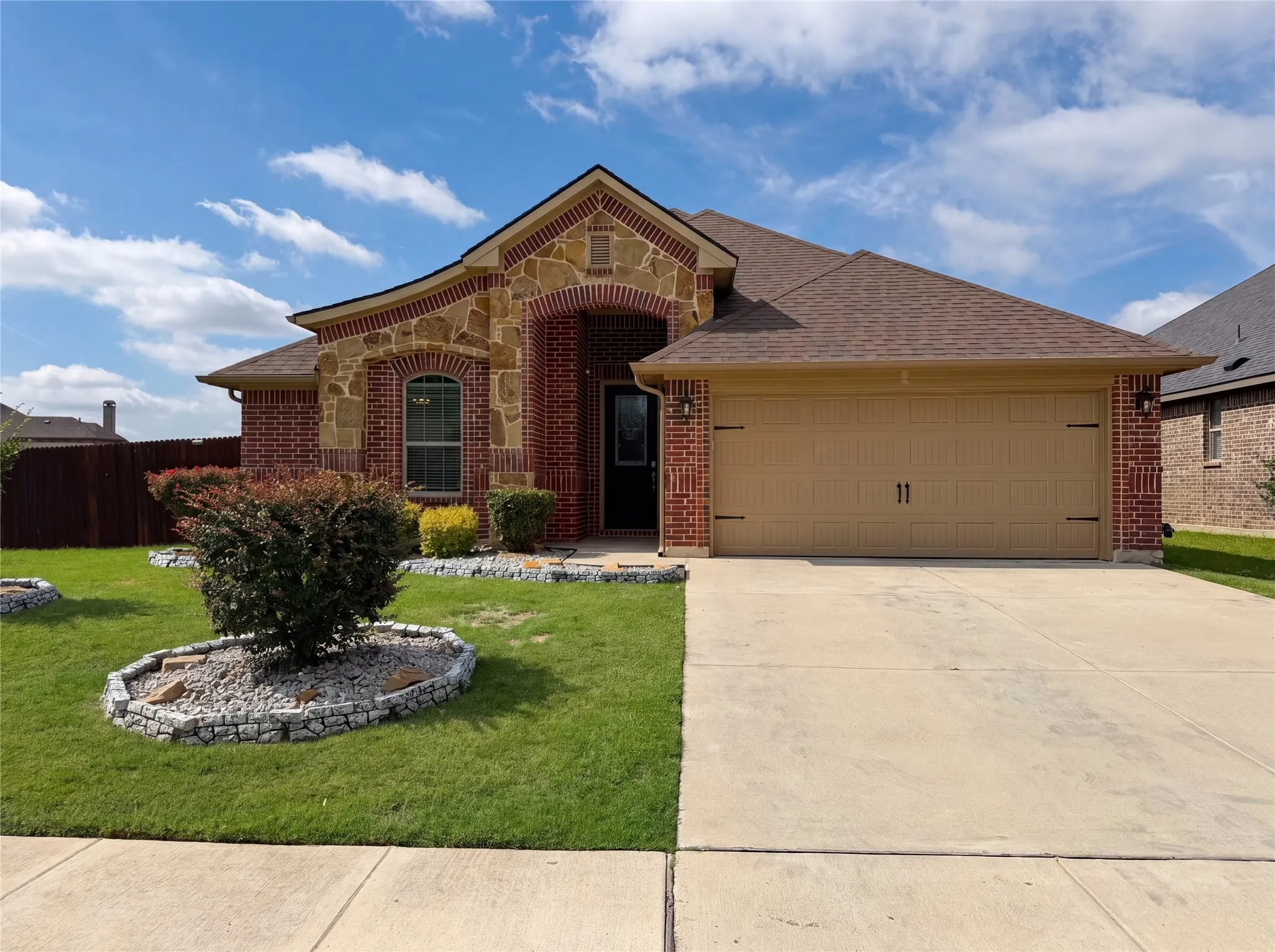 Single Family Residence For Sale in Tarrant County , 709 Ravenwood Drive, Saginaw, Texas 76179, 3 Bedroom, 2 Bathroom, 2 Garage spaces, 1,826 Sqft, built in 2017, mls#21280999, Real Estate Agent in Saginaw, Homes For Sale in Tarrant county, Homes For Sale in Saginaw, Realtor in Saginaw Texas, Real Estate Brokerage Independent Realty Texas, Luminita Cordes Realtor