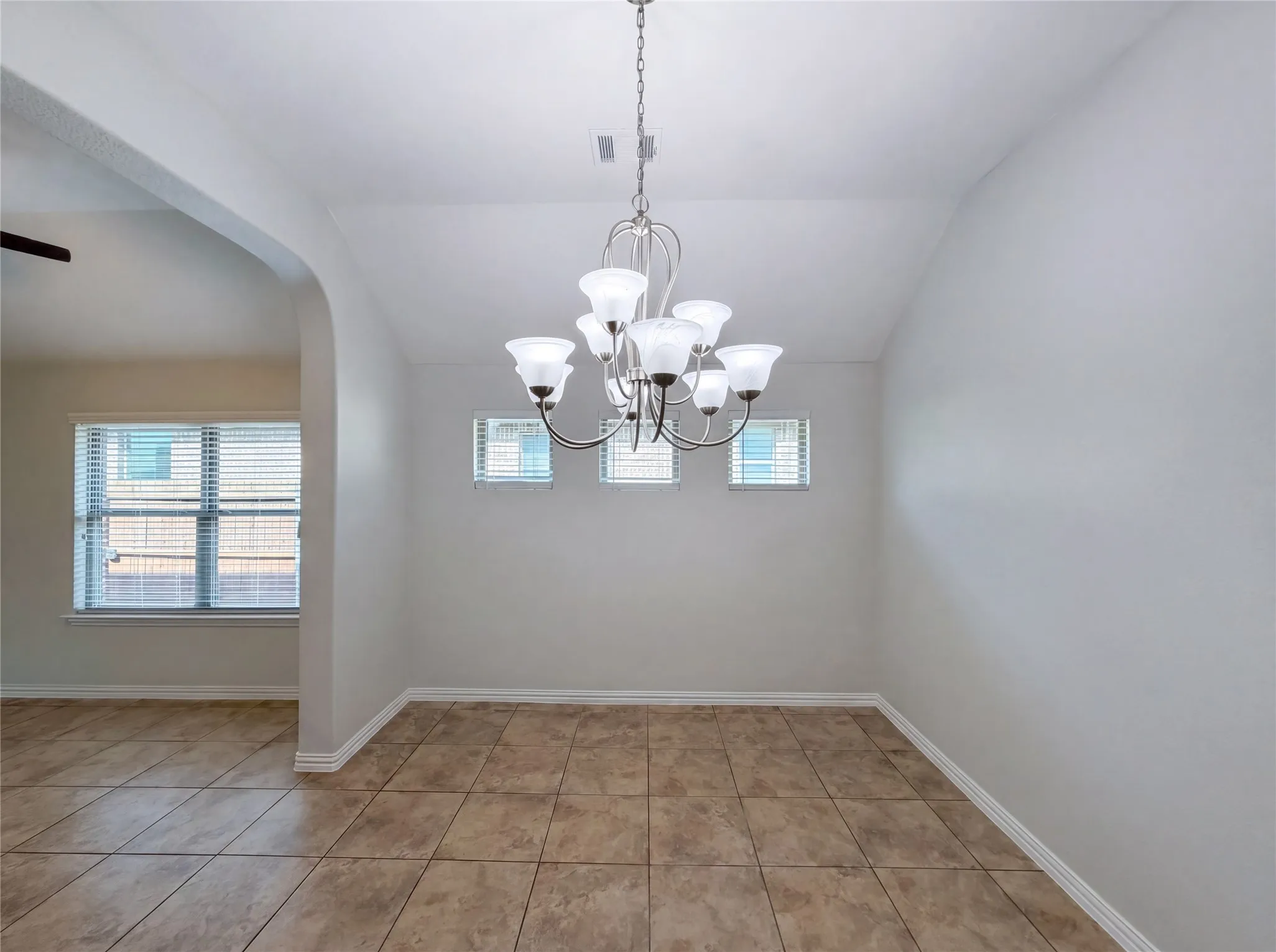 Single Family Residence For Sale in Tarrant County , 709 Ravenwood Drive, Saginaw, Texas 76179, 3 Bedroom, 2 Bathroom, 2 Garage spaces, 1,826 Sqft, built in 2017, mls#21280999, Real Estate Agent in Saginaw, Homes For Sale in Tarrant county, Homes For Sale in Saginaw, Realtor in Saginaw Texas, Real Estate Brokerage Independent Realty Texas, Luminita Cordes Realtor