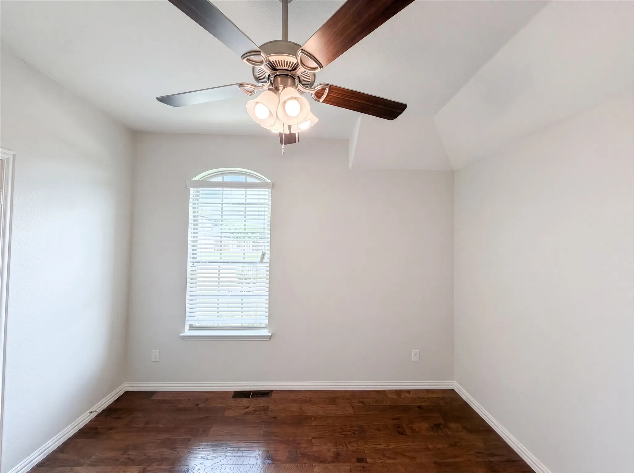 Single Family Residence For Sale in Tarrant County , 709 Ravenwood Drive, Saginaw, Texas 76179, 3 Bedroom, 2 Bathroom, 2 Garage spaces, 1,826 Sqft, built in 2017, mls#21280999, Real Estate Agent in Saginaw, Homes For Sale in Tarrant county, Homes For Sale in Saginaw, Realtor in Saginaw Texas, Real Estate Brokerage Independent Realty Texas, Luminita Cordes Realtor